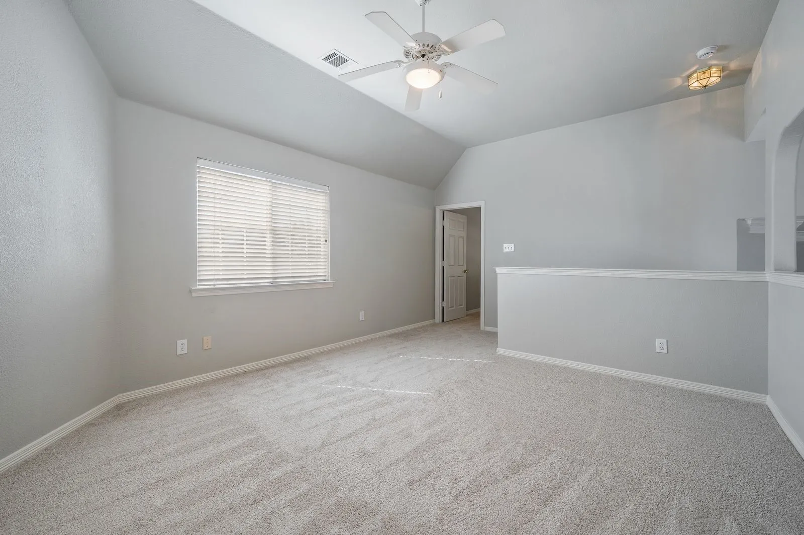 Single Family Residence For Sale in Dallas County , 9612 E Oaks Lane, Irving, Texas 75063, 4 Bedroom, 3 Bathroom, 2 Garage spaces, 3,063 Sqft, built in 1995, mls#21405123, Real Estate Agent in Irving, Homes For Sale in Dallas county, Homes For Sale in Irving, Realtor in Irving Texas, Real Estate Brokerage Independent Realty Texas, Luminita Cordes Realtor