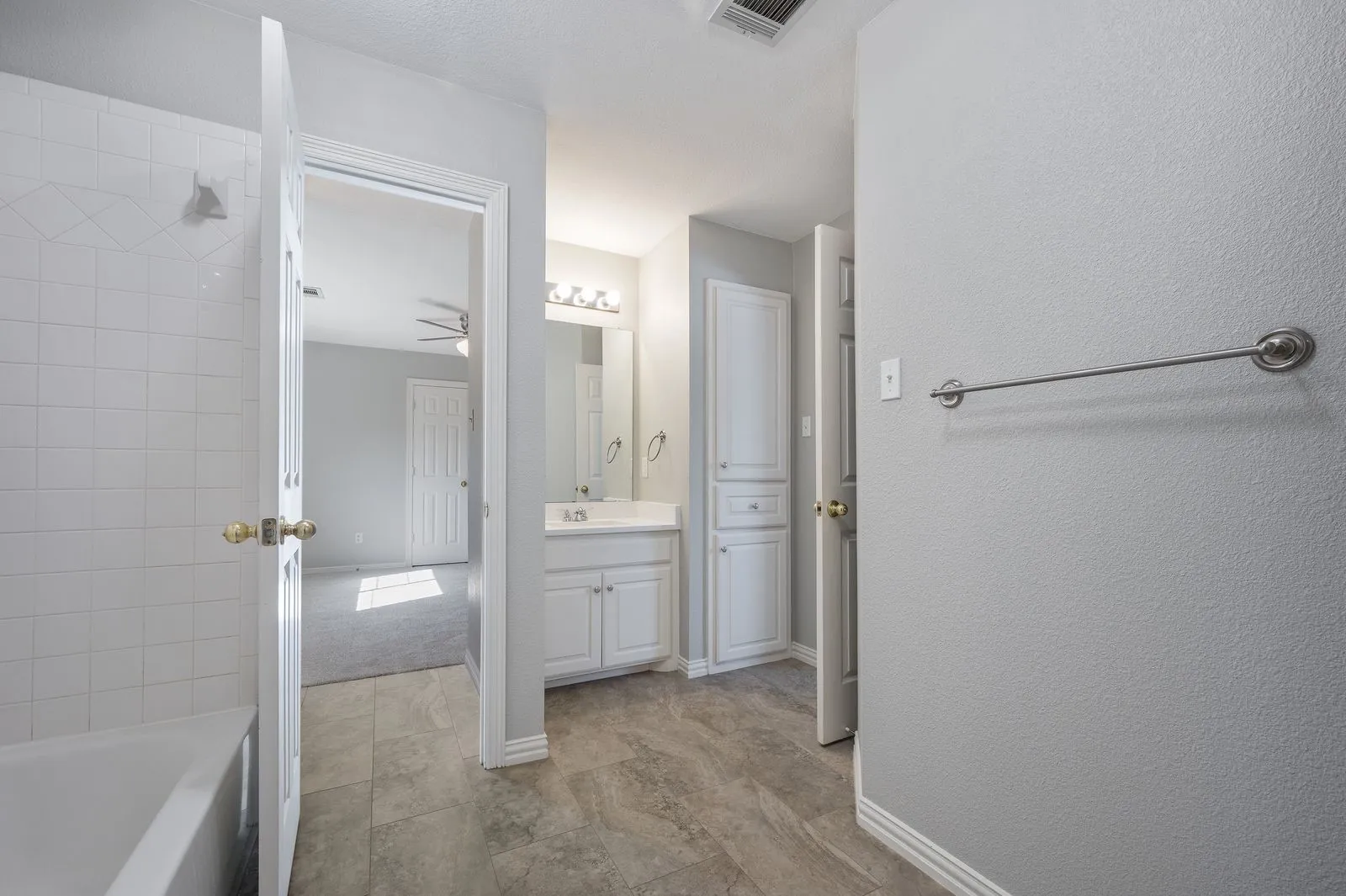 Single Family Residence For Sale in Dallas County , 9612 E Oaks Lane, Irving, Texas 75063, 4 Bedroom, 3 Bathroom, 2 Garage spaces, 3,063 Sqft, built in 1995, mls#21405123, Real Estate Agent in Irving, Homes For Sale in Dallas county, Homes For Sale in Irving, Realtor in Irving Texas, Real Estate Brokerage Independent Realty Texas, Luminita Cordes Realtor
