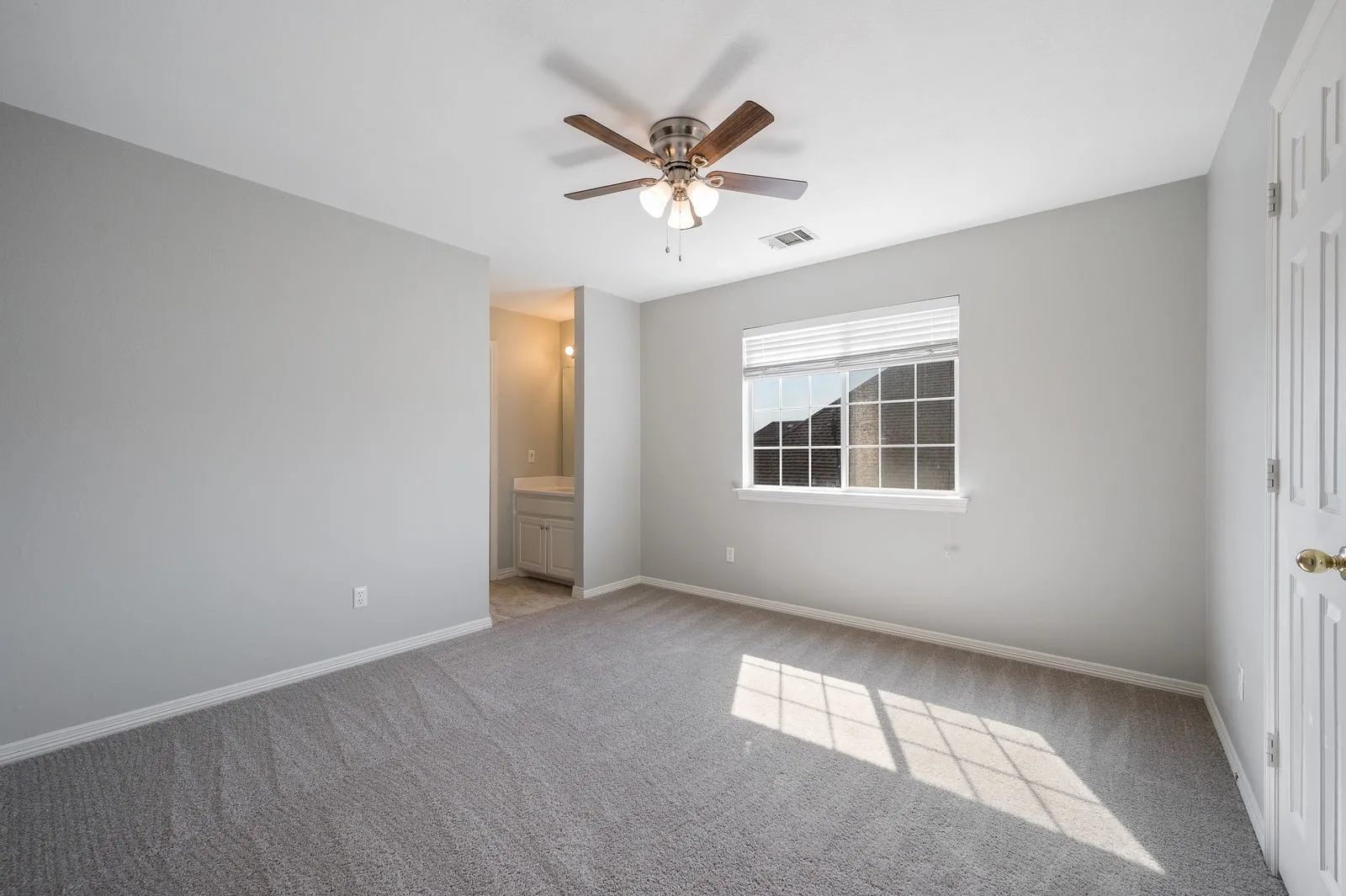 Single Family Residence For Sale in Dallas County , 9612 E Oaks Lane, Irving, Texas 75063, 4 Bedroom, 3 Bathroom, 2 Garage spaces, 3,063 Sqft, built in 1995, mls#21405123, Real Estate Agent in Irving, Homes For Sale in Dallas county, Homes For Sale in Irving, Realtor in Irving Texas, Real Estate Brokerage Independent Realty Texas, Luminita Cordes Realtor