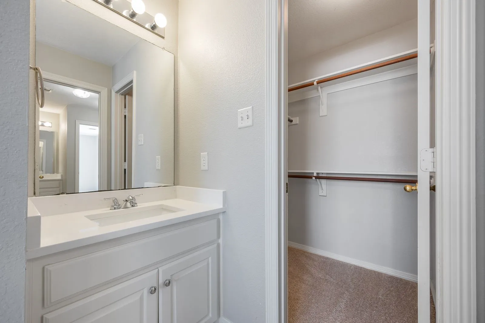 Single Family Residence For Sale in Dallas County , 9612 E Oaks Lane, Irving, Texas 75063, 4 Bedroom, 3 Bathroom, 2 Garage spaces, 3,063 Sqft, built in 1995, mls#21405123, Real Estate Agent in Irving, Homes For Sale in Dallas county, Homes For Sale in Irving, Realtor in Irving Texas, Real Estate Brokerage Independent Realty Texas, Luminita Cordes Realtor