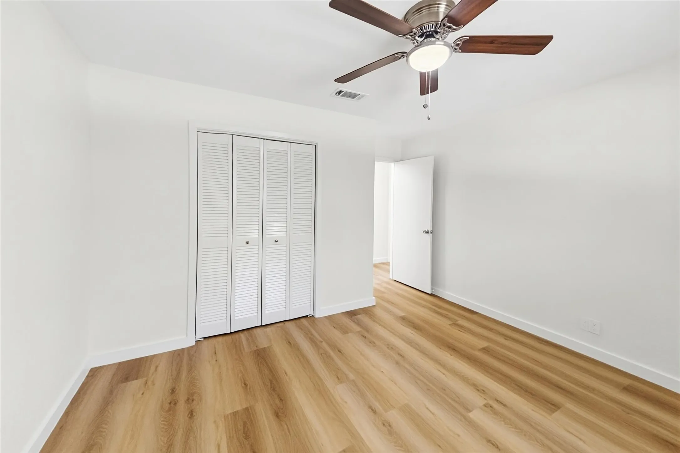 Single Family Residence For Rent in Tarrant County , 5605 Wimbleton Way, Fort Worth, Texas 76133, 3 Bedroom, 2 Bathroom, 2 Garage spaces, 1,994 Sqft, built in 1962, mls#21411618, Real Estate Agent in Fort Worth, Homes For Rent in Tarrant county, Homes For Rent in Fort Worth, Realtor in Fort Worth Texas, Real Estate Brokerage Independent Realty Texas, Luminita Cordes Realtor