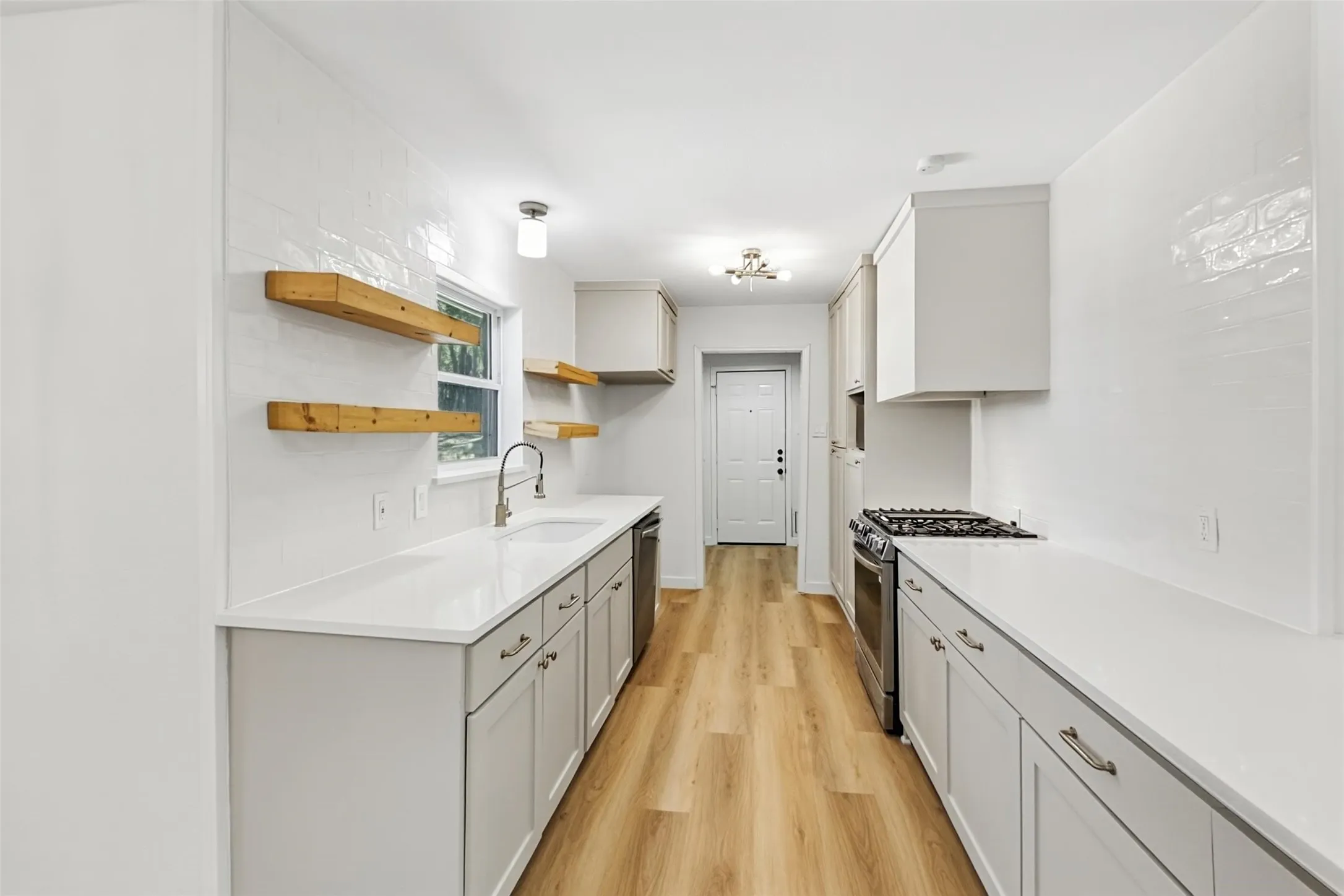 Single Family Residence For Rent in Tarrant County , 5605 Wimbleton Way, Fort Worth, Texas 76133, 3 Bedroom, 2 Bathroom, 2 Garage spaces, 1,994 Sqft, built in 1962, mls#21411618, Real Estate Agent in Fort Worth, Homes For Rent in Tarrant county, Homes For Rent in Fort Worth, Realtor in Fort Worth Texas, Real Estate Brokerage Independent Realty Texas, Luminita Cordes Realtor