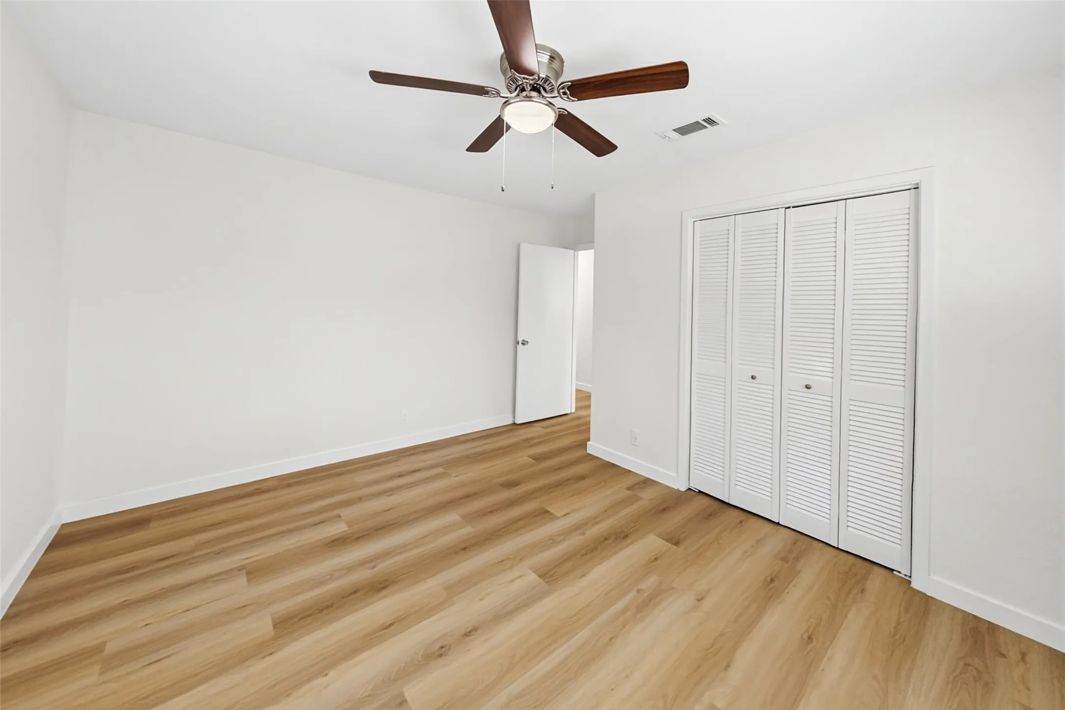 Single Family Residence For Rent in Tarrant County , 5605 Wimbleton Way, Fort Worth, Texas 76133, 3 Bedroom, 2 Bathroom, 2 Garage spaces, 1,994 Sqft, built in 1962, mls#21411618, Real Estate Agent in Fort Worth, Homes For Rent in Tarrant county, Homes For Rent in Fort Worth, Realtor in Fort Worth Texas, Real Estate Brokerage Independent Realty Texas, Luminita Cordes Realtor