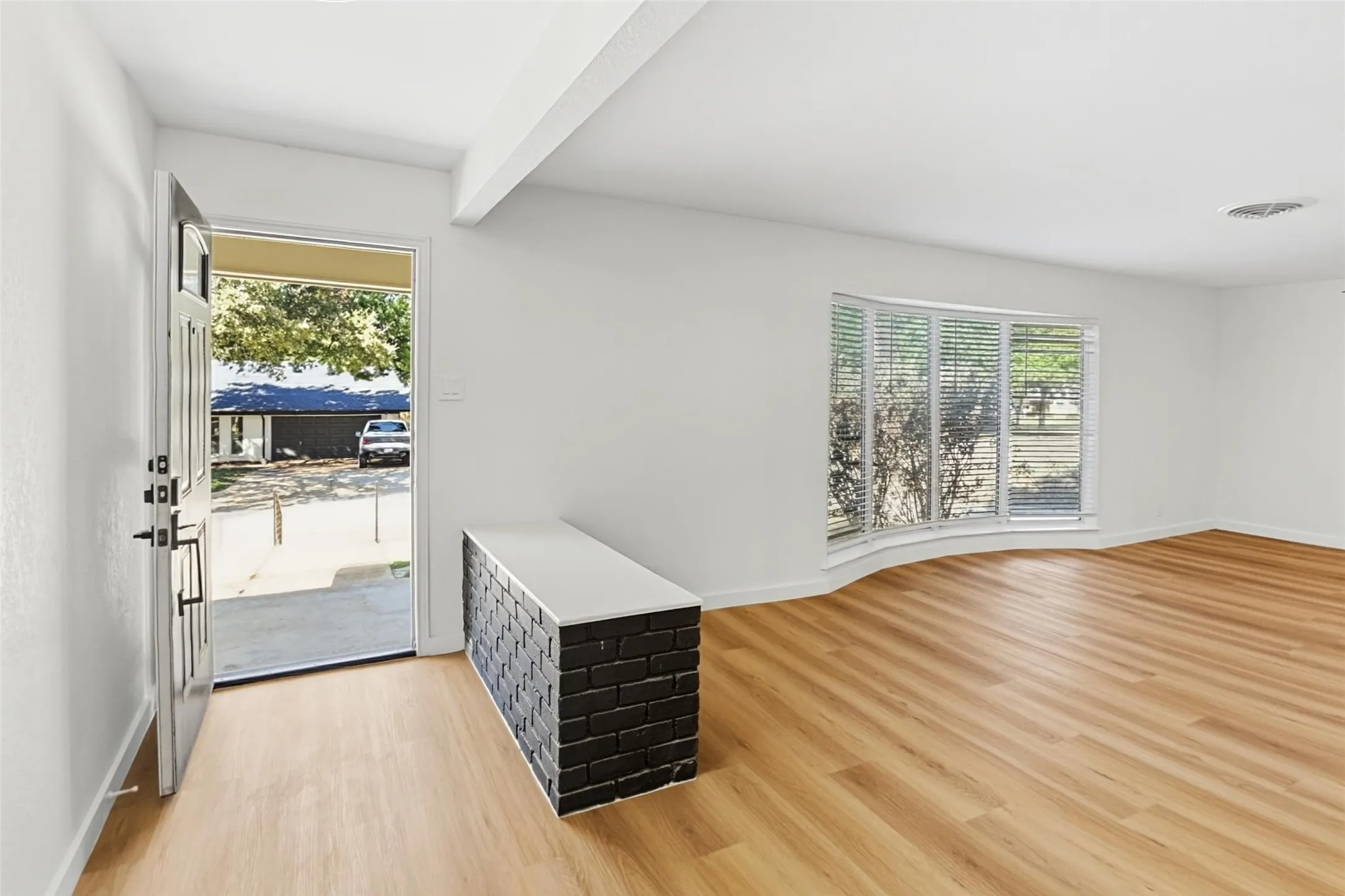 Single Family Residence For Rent in Tarrant County , 5605 Wimbleton Way, Fort Worth, Texas 76133, 3 Bedroom, 2 Bathroom, 2 Garage spaces, 1,994 Sqft, built in 1962, mls#21411618, Real Estate Agent in Fort Worth, Homes For Rent in Tarrant county, Homes For Rent in Fort Worth, Realtor in Fort Worth Texas, Real Estate Brokerage Independent Realty Texas, Luminita Cordes Realtor
