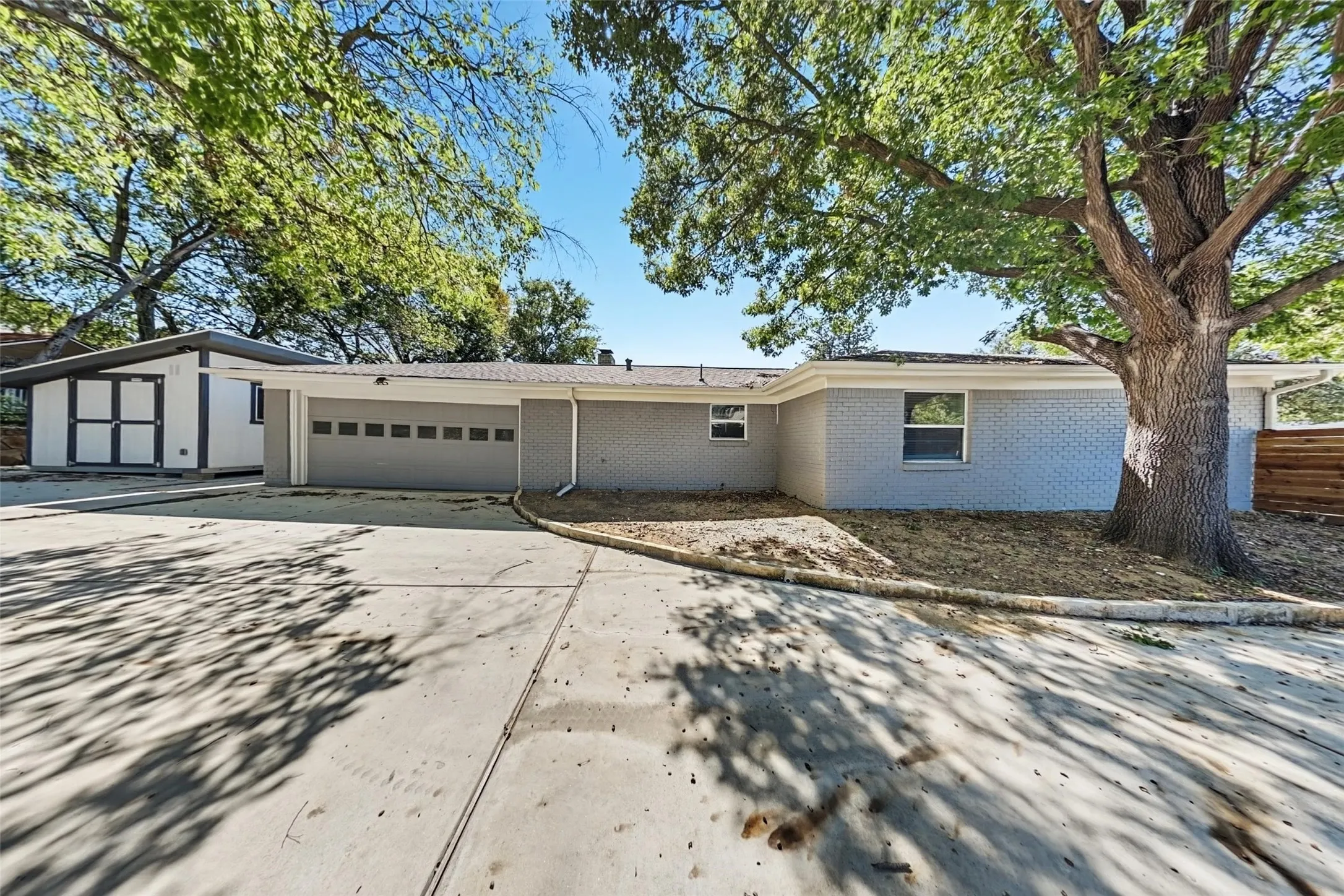Single Family Residence For Rent in Tarrant County , 5605 Wimbleton Way, Fort Worth, Texas 76133, 3 Bedroom, 2 Bathroom, 2 Garage spaces, 1,994 Sqft, built in 1962, mls#21411618, Real Estate Agent in Fort Worth, Homes For Rent in Tarrant county, Homes For Rent in Fort Worth, Realtor in Fort Worth Texas, Real Estate Brokerage Independent Realty Texas, Luminita Cordes Realtor