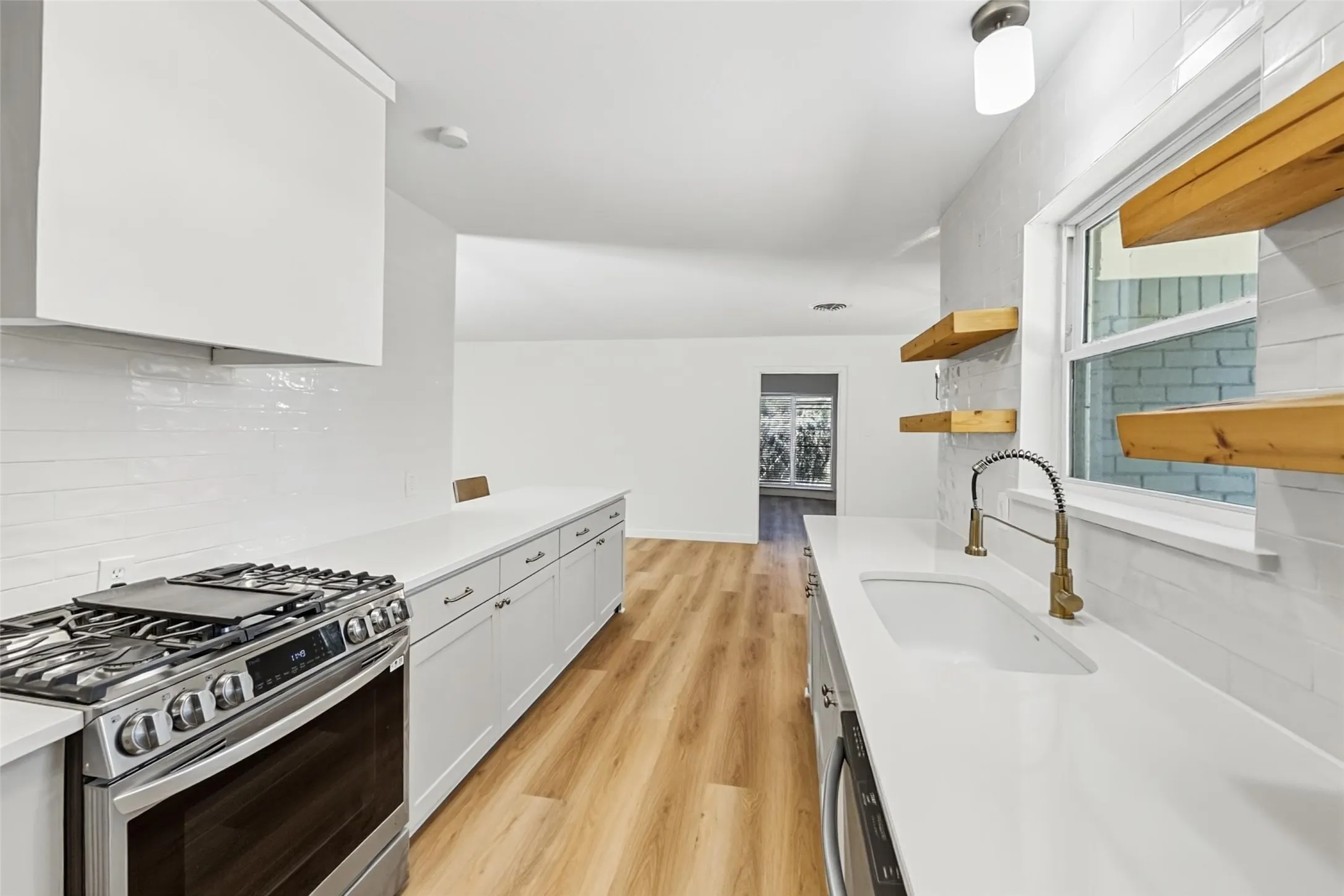 Single Family Residence For Rent in Tarrant County , 5605 Wimbleton Way, Fort Worth, Texas 76133, 3 Bedroom, 2 Bathroom, 2 Garage spaces, 1,994 Sqft, built in 1962, mls#21411618, Real Estate Agent in Fort Worth, Homes For Rent in Tarrant county, Homes For Rent in Fort Worth, Realtor in Fort Worth Texas, Real Estate Brokerage Independent Realty Texas, Luminita Cordes Realtor