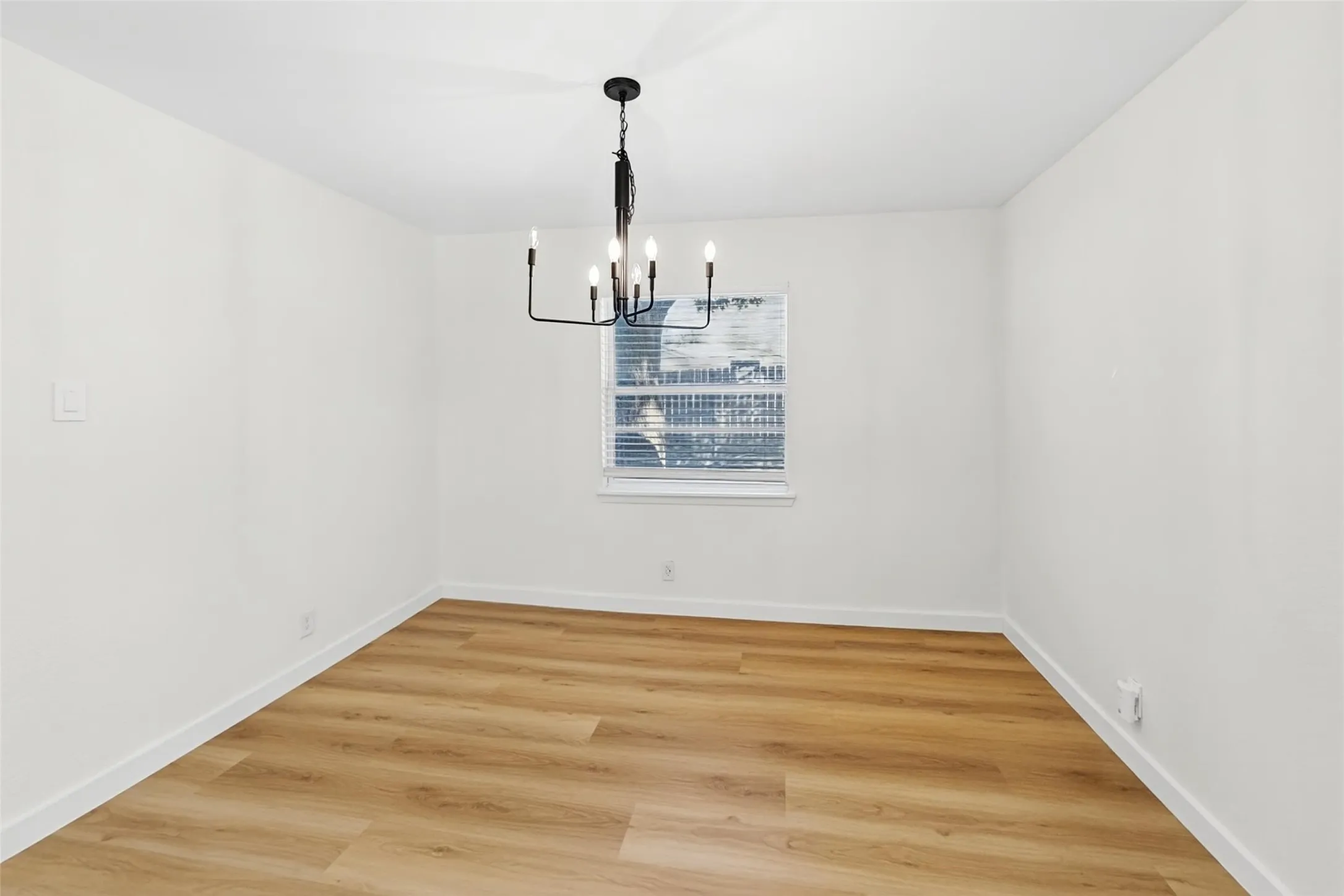 Single Family Residence For Rent in Tarrant County , 5605 Wimbleton Way, Fort Worth, Texas 76133, 3 Bedroom, 2 Bathroom, 2 Garage spaces, 1,994 Sqft, built in 1962, mls#21411618, Real Estate Agent in Fort Worth, Homes For Rent in Tarrant county, Homes For Rent in Fort Worth, Realtor in Fort Worth Texas, Real Estate Brokerage Independent Realty Texas, Luminita Cordes Realtor