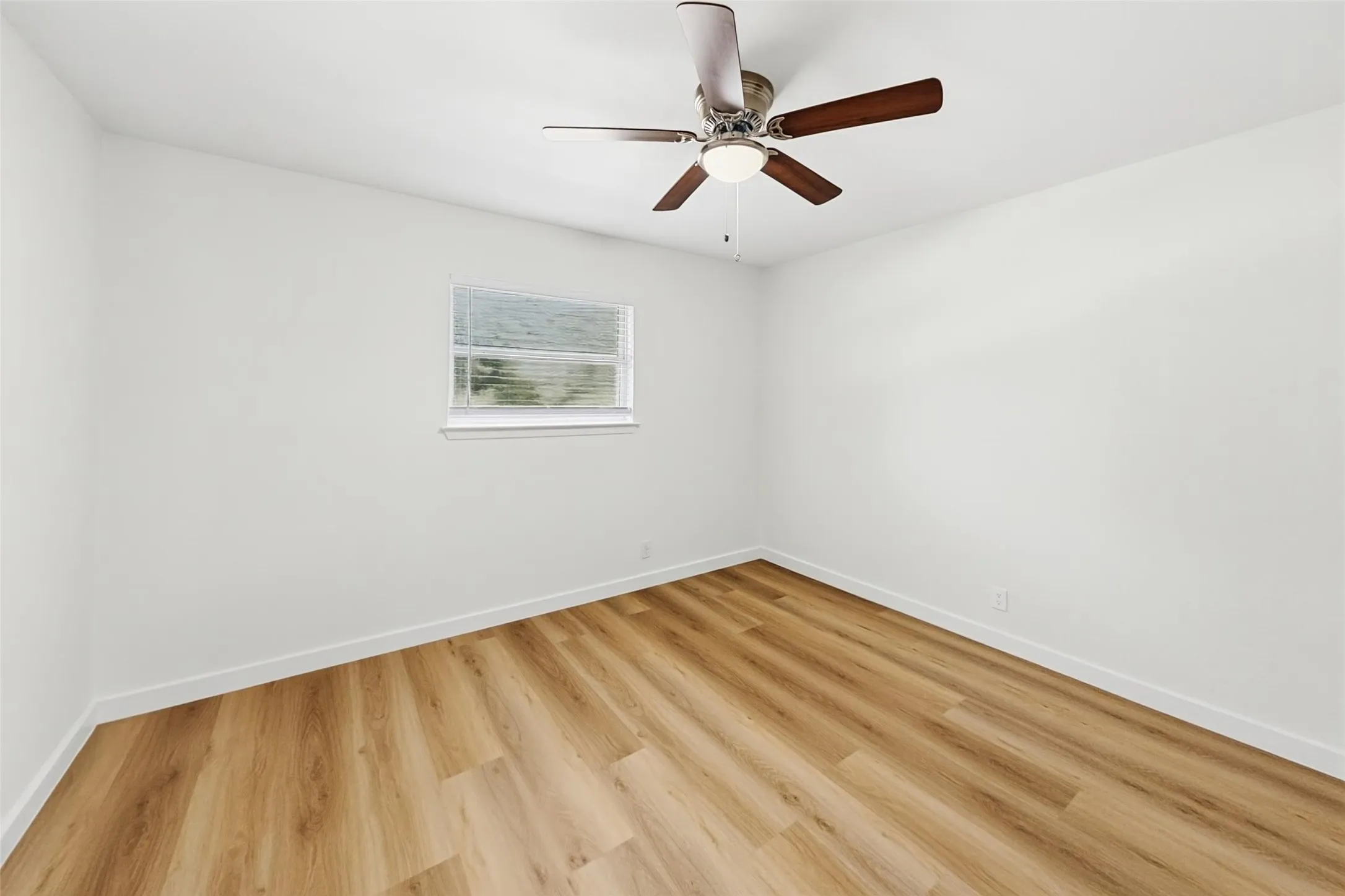 Single Family Residence For Rent in Tarrant County , 5605 Wimbleton Way, Fort Worth, Texas 76133, 3 Bedroom, 2 Bathroom, 2 Garage spaces, 1,994 Sqft, built in 1962, mls#21411618, Real Estate Agent in Fort Worth, Homes For Rent in Tarrant county, Homes For Rent in Fort Worth, Realtor in Fort Worth Texas, Real Estate Brokerage Independent Realty Texas, Luminita Cordes Realtor