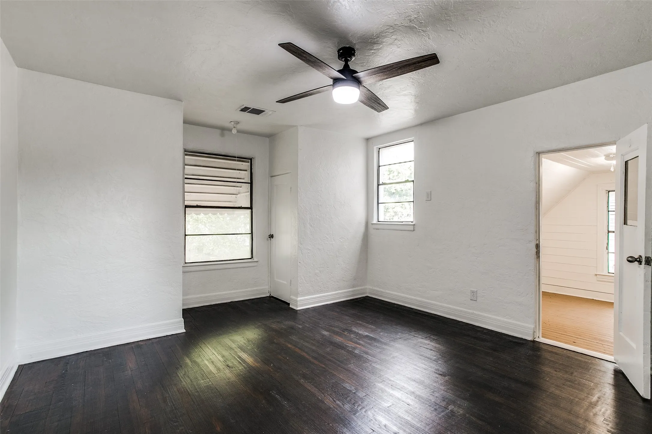 Single Family Residence For Rent in Dallas County , 1254 Harlandale Avenue, Dallas, Texas 75216, 2 Bedroom, 1 Bathroom, 1 Garage spaces, 1,242 Sqft, built in 1935, mls#21411621, Real Estate Agent in Dallas, Homes For Rent in Dallas county, Homes For Rent in Dallas, Realtor in Dallas Texas, Real Estate Brokerage Independent Realty Texas, Luminita Cordes Realtor