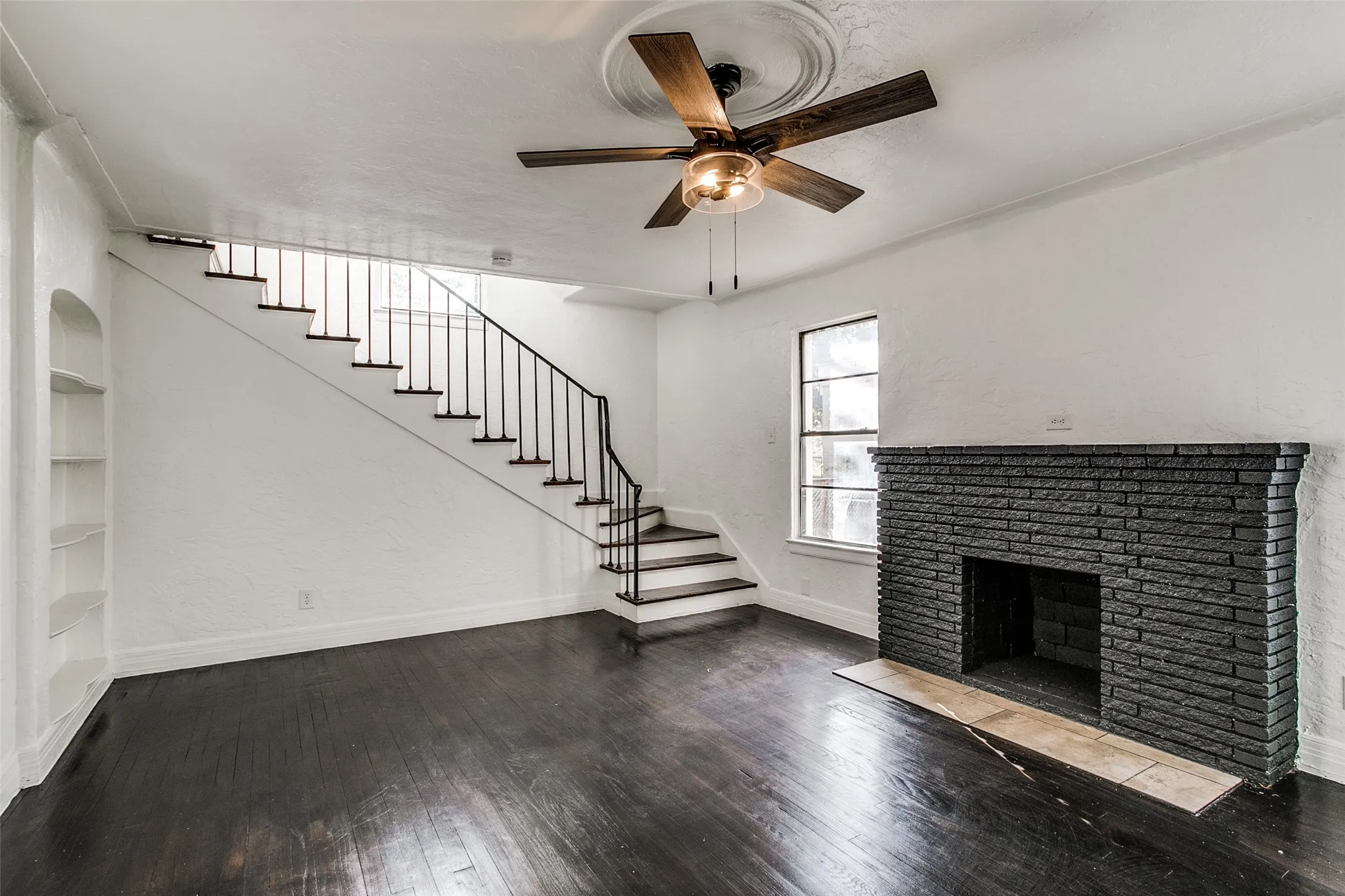Single Family Residence For Rent in Dallas County , 1254 Harlandale Avenue, Dallas, Texas 75216, 2 Bedroom, 1 Bathroom, 1 Garage spaces, 1,242 Sqft, built in 1935, mls#21411621, Real Estate Agent in Dallas, Homes For Rent in Dallas county, Homes For Rent in Dallas, Realtor in Dallas Texas, Real Estate Brokerage Independent Realty Texas, Luminita Cordes Realtor