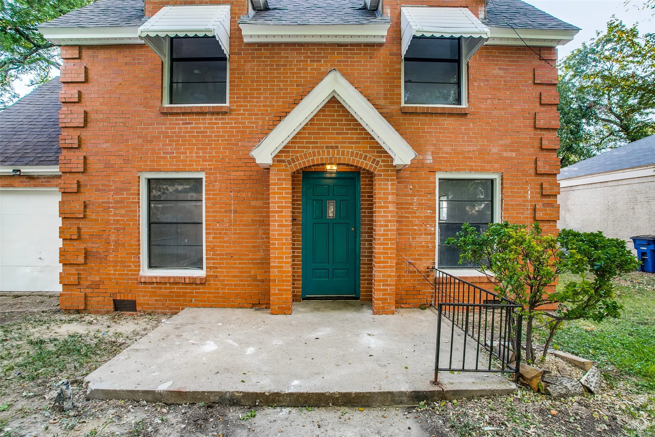 Single Family Residence For Rent in Dallas County , 1254 Harlandale Avenue, Dallas, Texas 75216, 2 Bedroom, 1 Bathroom, 1 Garage spaces, 1,242 Sqft, built in 1935, mls#21411621, Real Estate Agent in Dallas, Homes For Rent in Dallas county, Homes For Rent in Dallas, Realtor in Dallas Texas, Real Estate Brokerage Independent Realty Texas, Luminita Cordes Realtor