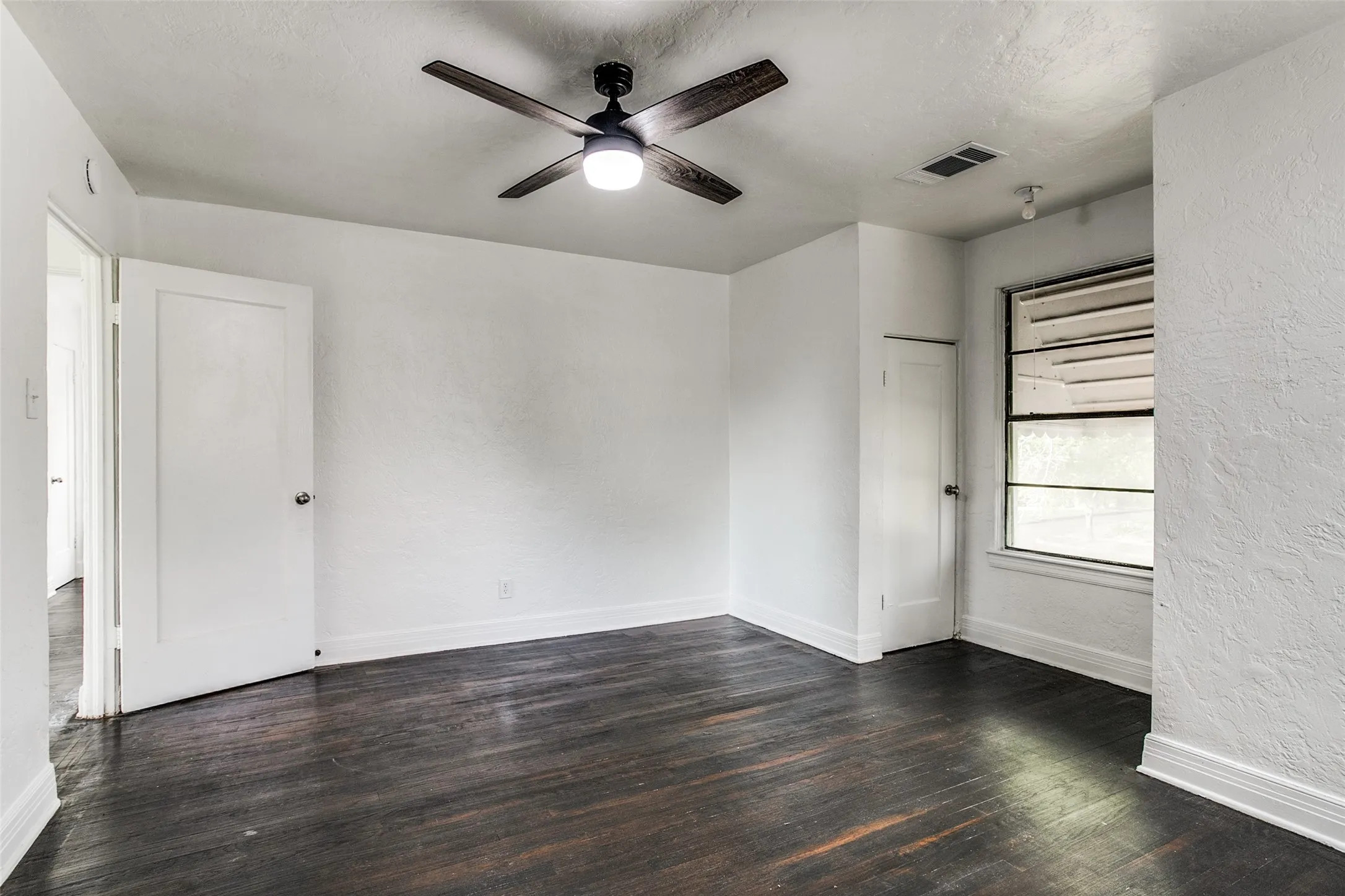 Single Family Residence For Rent in Dallas County , 1254 Harlandale Avenue, Dallas, Texas 75216, 2 Bedroom, 1 Bathroom, 1 Garage spaces, 1,242 Sqft, built in 1935, mls#21411621, Real Estate Agent in Dallas, Homes For Rent in Dallas county, Homes For Rent in Dallas, Realtor in Dallas Texas, Real Estate Brokerage Independent Realty Texas, Luminita Cordes Realtor