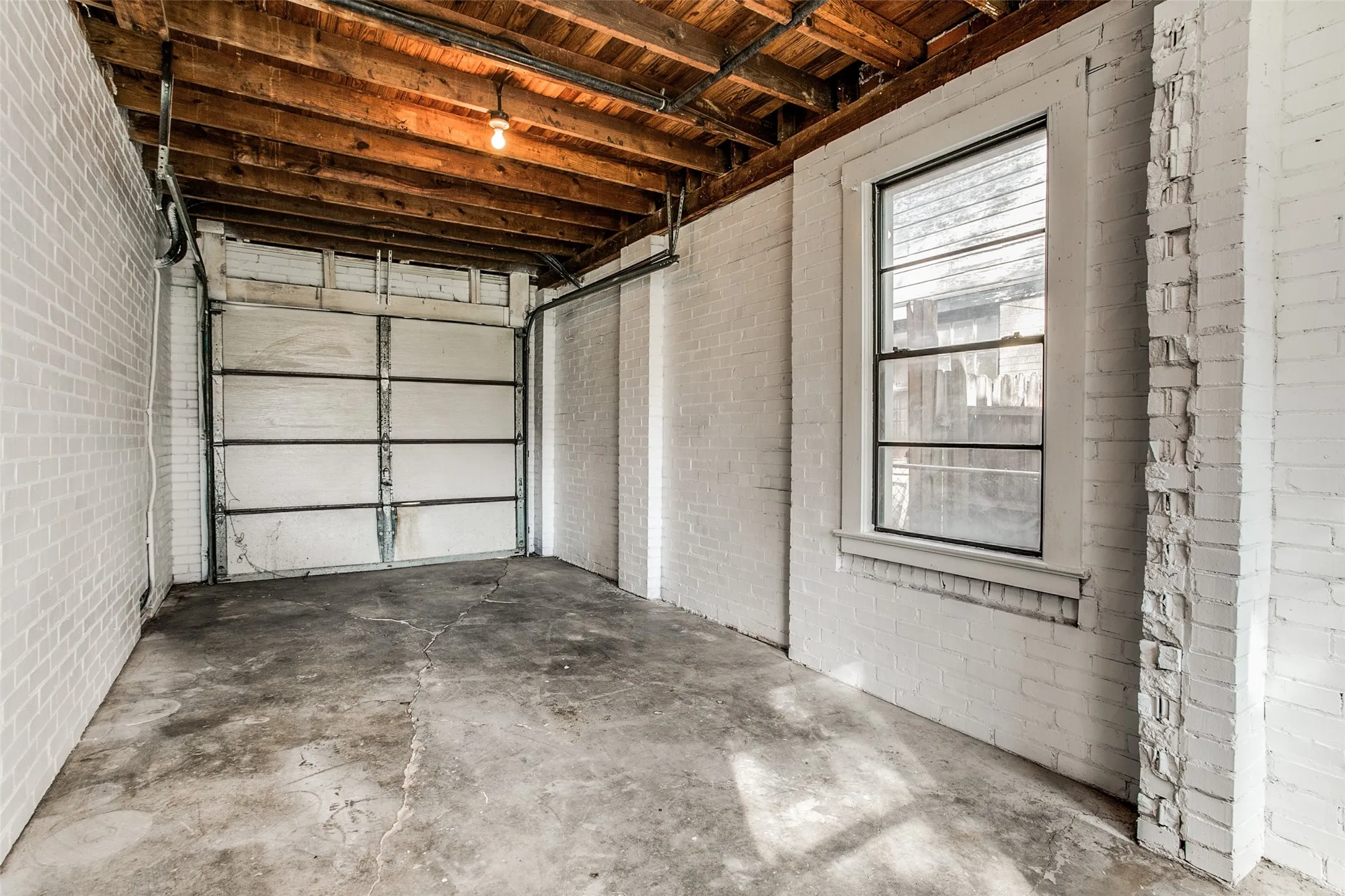 Single Family Residence For Rent in Dallas County , 1254 Harlandale Avenue, Dallas, Texas 75216, 2 Bedroom, 1 Bathroom, 1 Garage spaces, 1,242 Sqft, built in 1935, mls#21411621, Real Estate Agent in Dallas, Homes For Rent in Dallas county, Homes For Rent in Dallas, Realtor in Dallas Texas, Real Estate Brokerage Independent Realty Texas, Luminita Cordes Realtor