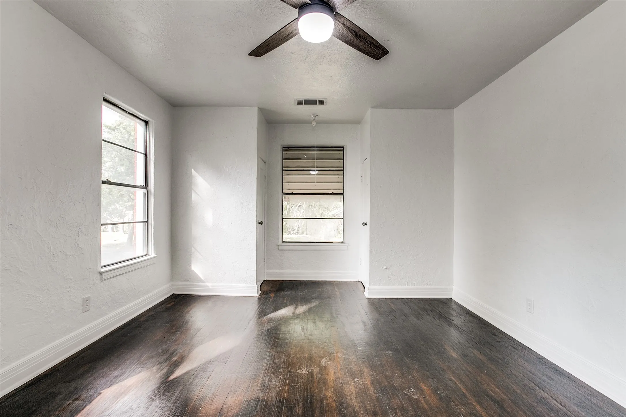 Single Family Residence For Rent in Dallas County , 1254 Harlandale Avenue, Dallas, Texas 75216, 2 Bedroom, 1 Bathroom, 1 Garage spaces, 1,242 Sqft, built in 1935, mls#21411621, Real Estate Agent in Dallas, Homes For Rent in Dallas county, Homes For Rent in Dallas, Realtor in Dallas Texas, Real Estate Brokerage Independent Realty Texas, Luminita Cordes Realtor