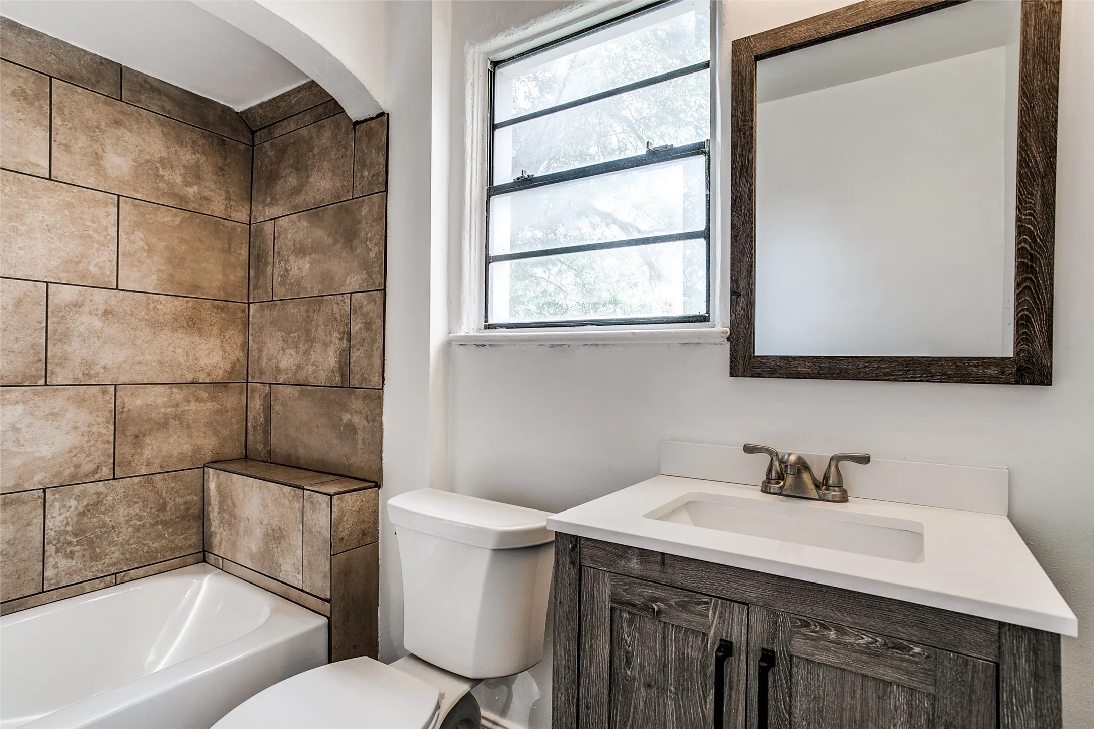 Single Family Residence For Rent in Dallas County , 1254 Harlandale Avenue, Dallas, Texas 75216, 2 Bedroom, 1 Bathroom, 1 Garage spaces, 1,242 Sqft, built in 1935, mls#21411621, Real Estate Agent in Dallas, Homes For Rent in Dallas county, Homes For Rent in Dallas, Realtor in Dallas Texas, Real Estate Brokerage Independent Realty Texas, Luminita Cordes Realtor