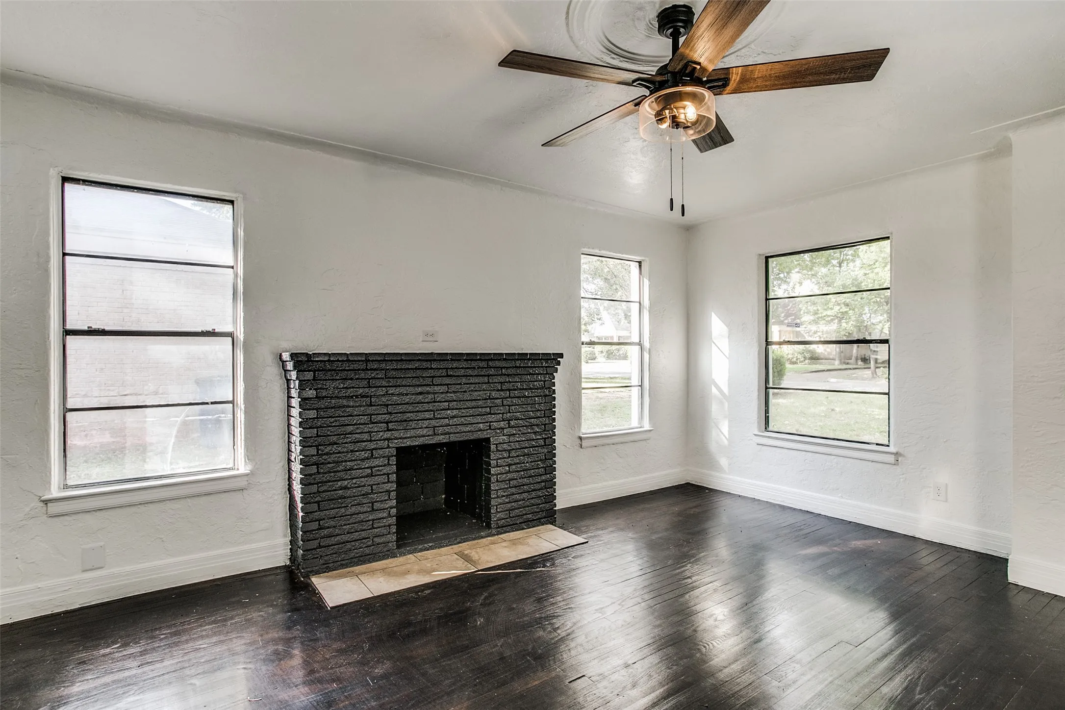 Single Family Residence For Rent in Dallas County , 1254 Harlandale Avenue, Dallas, Texas 75216, 2 Bedroom, 1 Bathroom, 1 Garage spaces, 1,242 Sqft, built in 1935, mls#21411621, Real Estate Agent in Dallas, Homes For Rent in Dallas county, Homes For Rent in Dallas, Realtor in Dallas Texas, Real Estate Brokerage Independent Realty Texas, Luminita Cordes Realtor