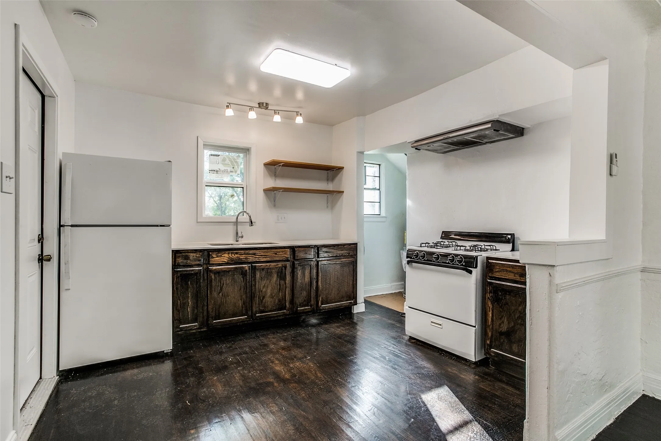 Single Family Residence For Rent in Dallas County , 1254 Harlandale Avenue, Dallas, Texas 75216, 2 Bedroom, 1 Bathroom, 1 Garage spaces, 1,242 Sqft, built in 1935, mls#21411621, Real Estate Agent in Dallas, Homes For Rent in Dallas county, Homes For Rent in Dallas, Realtor in Dallas Texas, Real Estate Brokerage Independent Realty Texas, Luminita Cordes Realtor