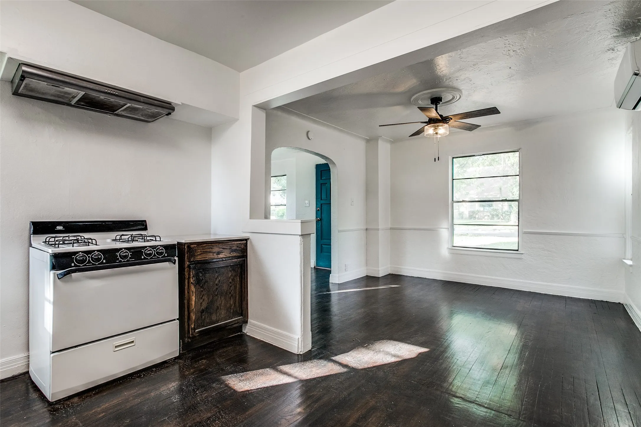 Single Family Residence For Rent in Dallas County , 1254 Harlandale Avenue, Dallas, Texas 75216, 2 Bedroom, 1 Bathroom, 1 Garage spaces, 1,242 Sqft, built in 1935, mls#21411621, Real Estate Agent in Dallas, Homes For Rent in Dallas county, Homes For Rent in Dallas, Realtor in Dallas Texas, Real Estate Brokerage Independent Realty Texas, Luminita Cordes Realtor