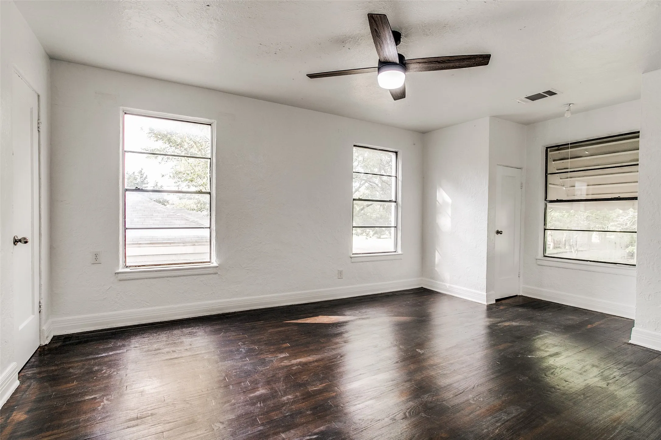 Single Family Residence For Rent in Dallas County , 1254 Harlandale Avenue, Dallas, Texas 75216, 2 Bedroom, 1 Bathroom, 1 Garage spaces, 1,242 Sqft, built in 1935, mls#21411621, Real Estate Agent in Dallas, Homes For Rent in Dallas county, Homes For Rent in Dallas, Realtor in Dallas Texas, Real Estate Brokerage Independent Realty Texas, Luminita Cordes Realtor