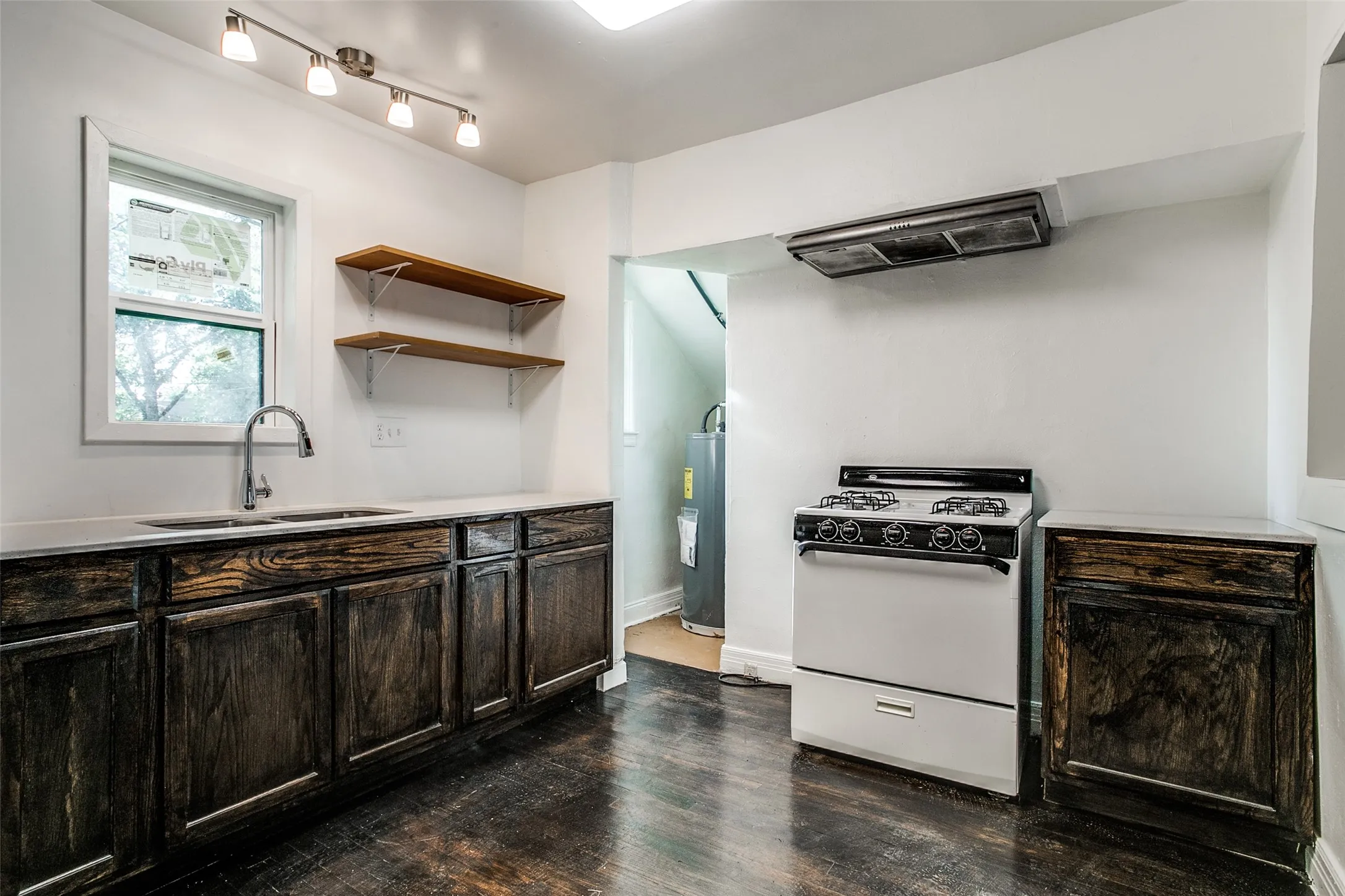 Single Family Residence For Rent in Dallas County , 1254 Harlandale Avenue, Dallas, Texas 75216, 2 Bedroom, 1 Bathroom, 1 Garage spaces, 1,242 Sqft, built in 1935, mls#21411621, Real Estate Agent in Dallas, Homes For Rent in Dallas county, Homes For Rent in Dallas, Realtor in Dallas Texas, Real Estate Brokerage Independent Realty Texas, Luminita Cordes Realtor