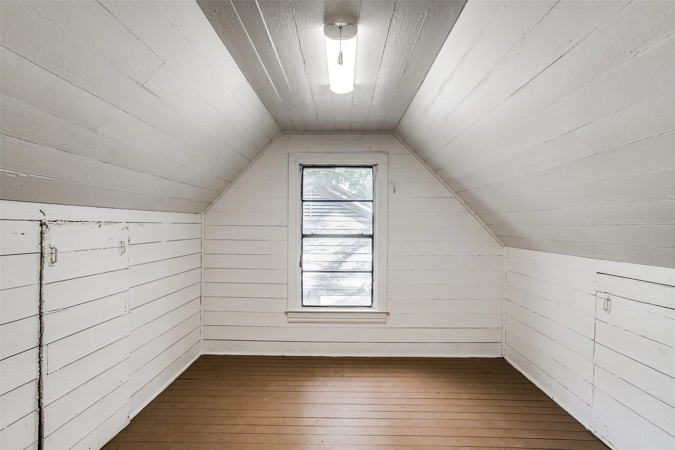 Single Family Residence For Rent in Dallas County , 1254 Harlandale Avenue, Dallas, Texas 75216, 2 Bedroom, 1 Bathroom, 1 Garage spaces, 1,242 Sqft, built in 1935, mls#21411621, Real Estate Agent in Dallas, Homes For Rent in Dallas county, Homes For Rent in Dallas, Realtor in Dallas Texas, Real Estate Brokerage Independent Realty Texas, Luminita Cordes Realtor