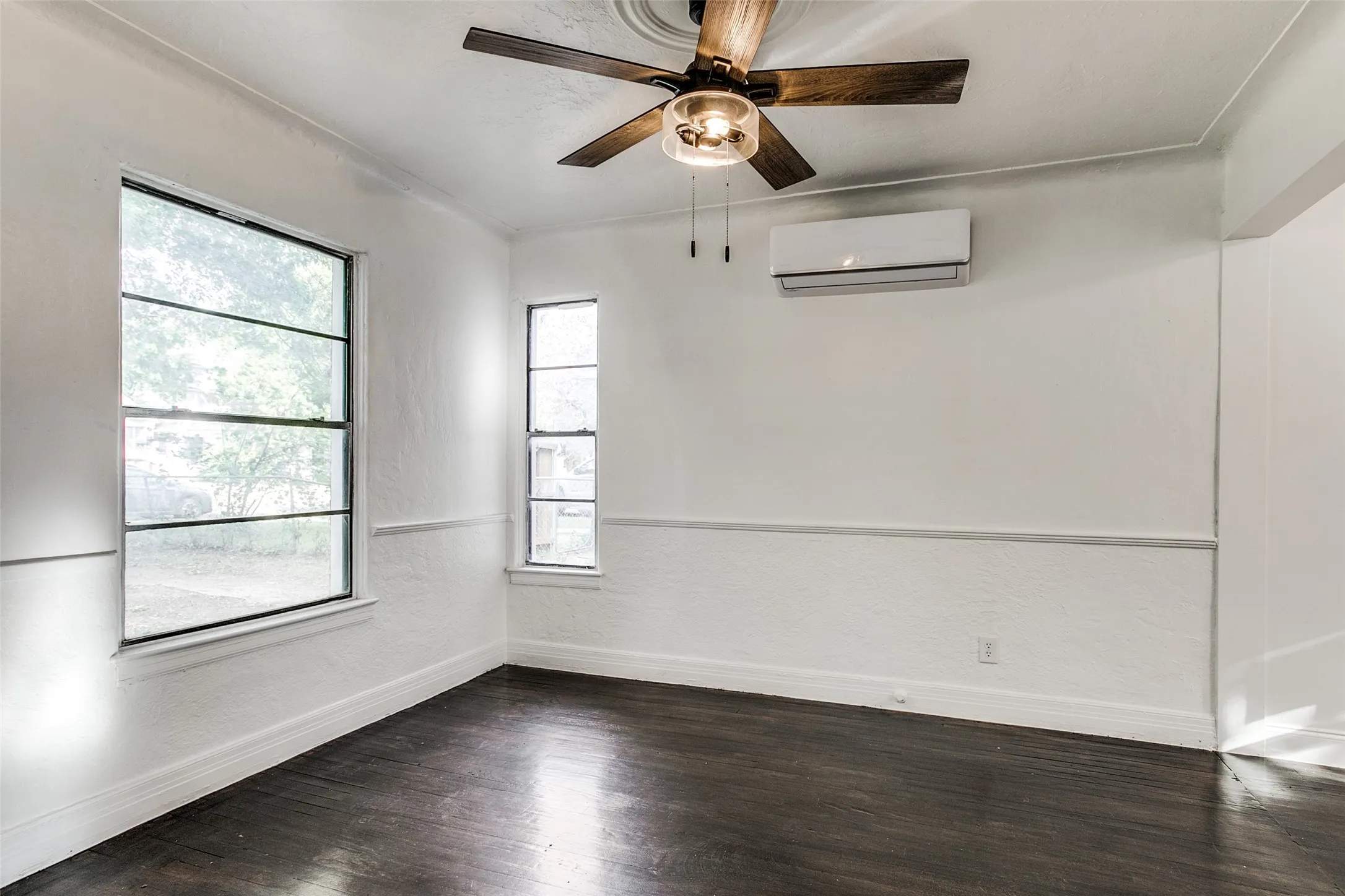 Single Family Residence For Rent in Dallas County , 1254 Harlandale Avenue, Dallas, Texas 75216, 2 Bedroom, 1 Bathroom, 1 Garage spaces, 1,242 Sqft, built in 1935, mls#21411621, Real Estate Agent in Dallas, Homes For Rent in Dallas county, Homes For Rent in Dallas, Realtor in Dallas Texas, Real Estate Brokerage Independent Realty Texas, Luminita Cordes Realtor