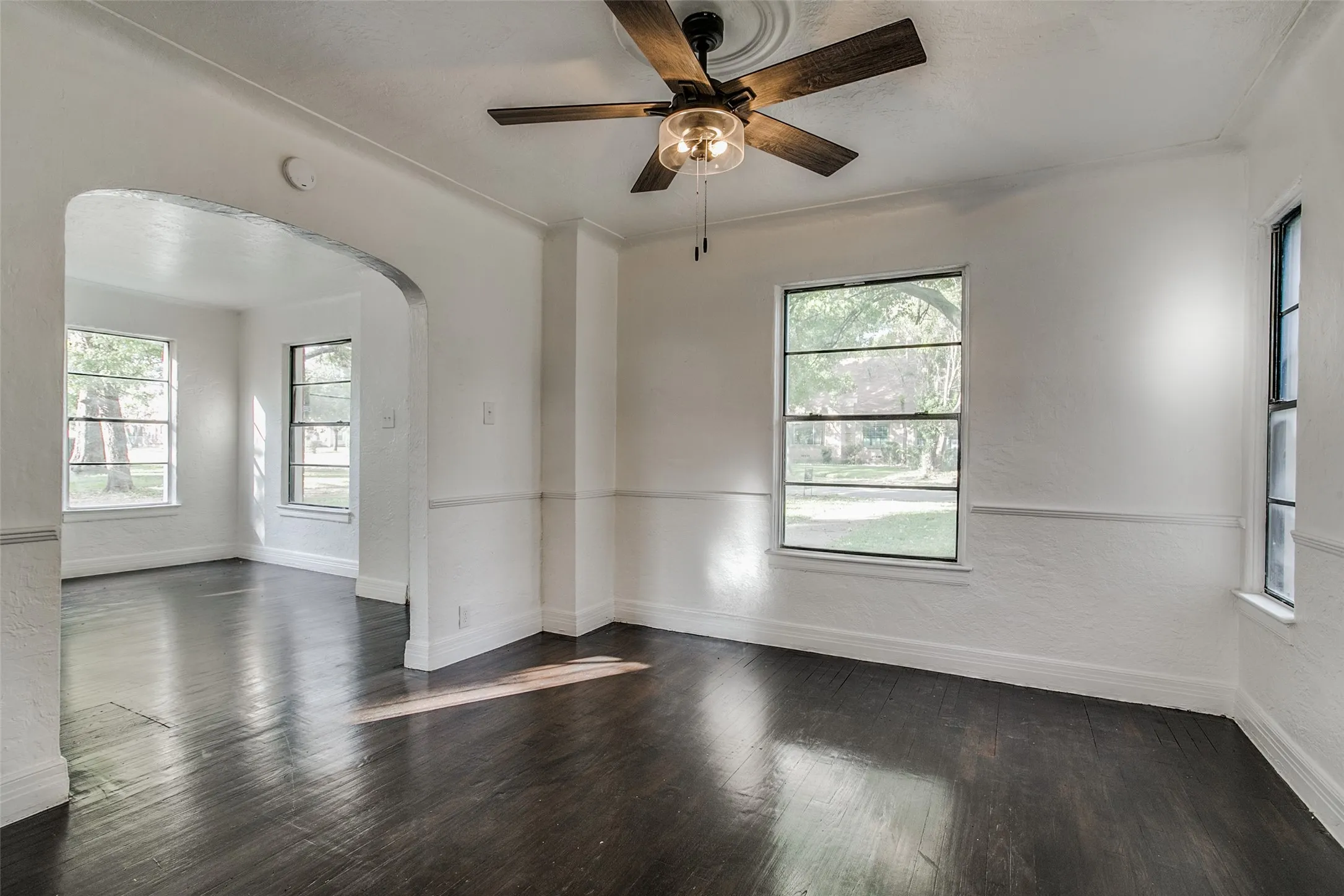 Single Family Residence For Rent in Dallas County , 1254 Harlandale Avenue, Dallas, Texas 75216, 2 Bedroom, 1 Bathroom, 1 Garage spaces, 1,242 Sqft, built in 1935, mls#21411621, Real Estate Agent in Dallas, Homes For Rent in Dallas county, Homes For Rent in Dallas, Realtor in Dallas Texas, Real Estate Brokerage Independent Realty Texas, Luminita Cordes Realtor