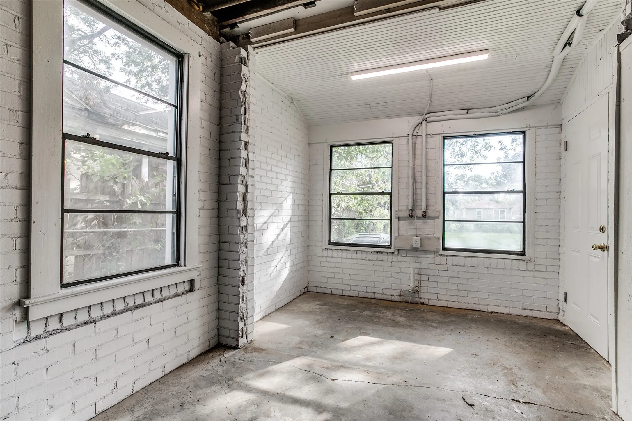 Single Family Residence For Rent in Dallas County , 1254 Harlandale Avenue, Dallas, Texas 75216, 2 Bedroom, 1 Bathroom, 1 Garage spaces, 1,242 Sqft, built in 1935, mls#21411621, Real Estate Agent in Dallas, Homes For Rent in Dallas county, Homes For Rent in Dallas, Realtor in Dallas Texas, Real Estate Brokerage Independent Realty Texas, Luminita Cordes Realtor