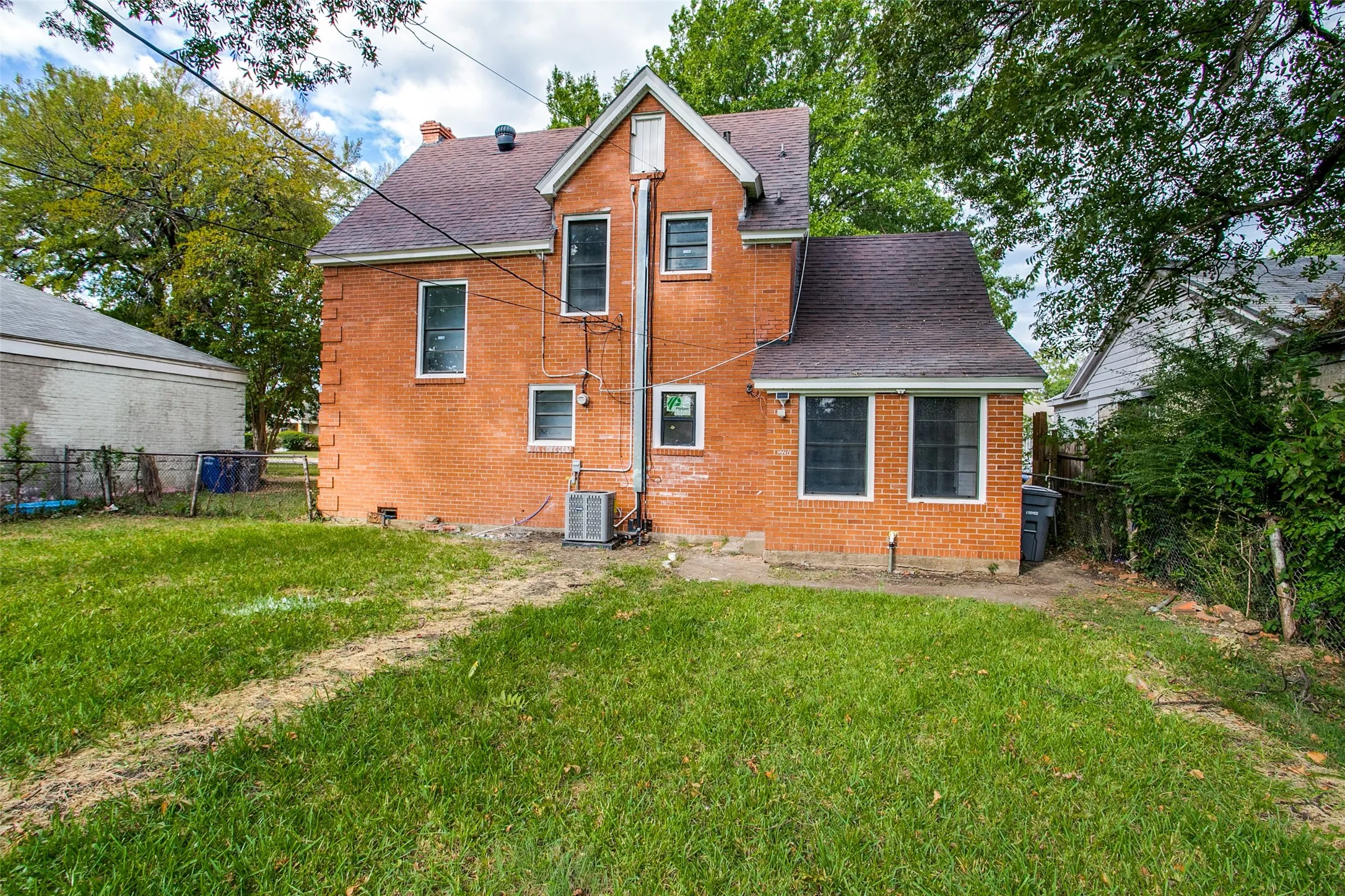 Single Family Residence For Rent in Dallas County , 1254 Harlandale Avenue, Dallas, Texas 75216, 2 Bedroom, 1 Bathroom, 1 Garage spaces, 1,242 Sqft, built in 1935, mls#21411621, Real Estate Agent in Dallas, Homes For Rent in Dallas county, Homes For Rent in Dallas, Realtor in Dallas Texas, Real Estate Brokerage Independent Realty Texas, Luminita Cordes Realtor