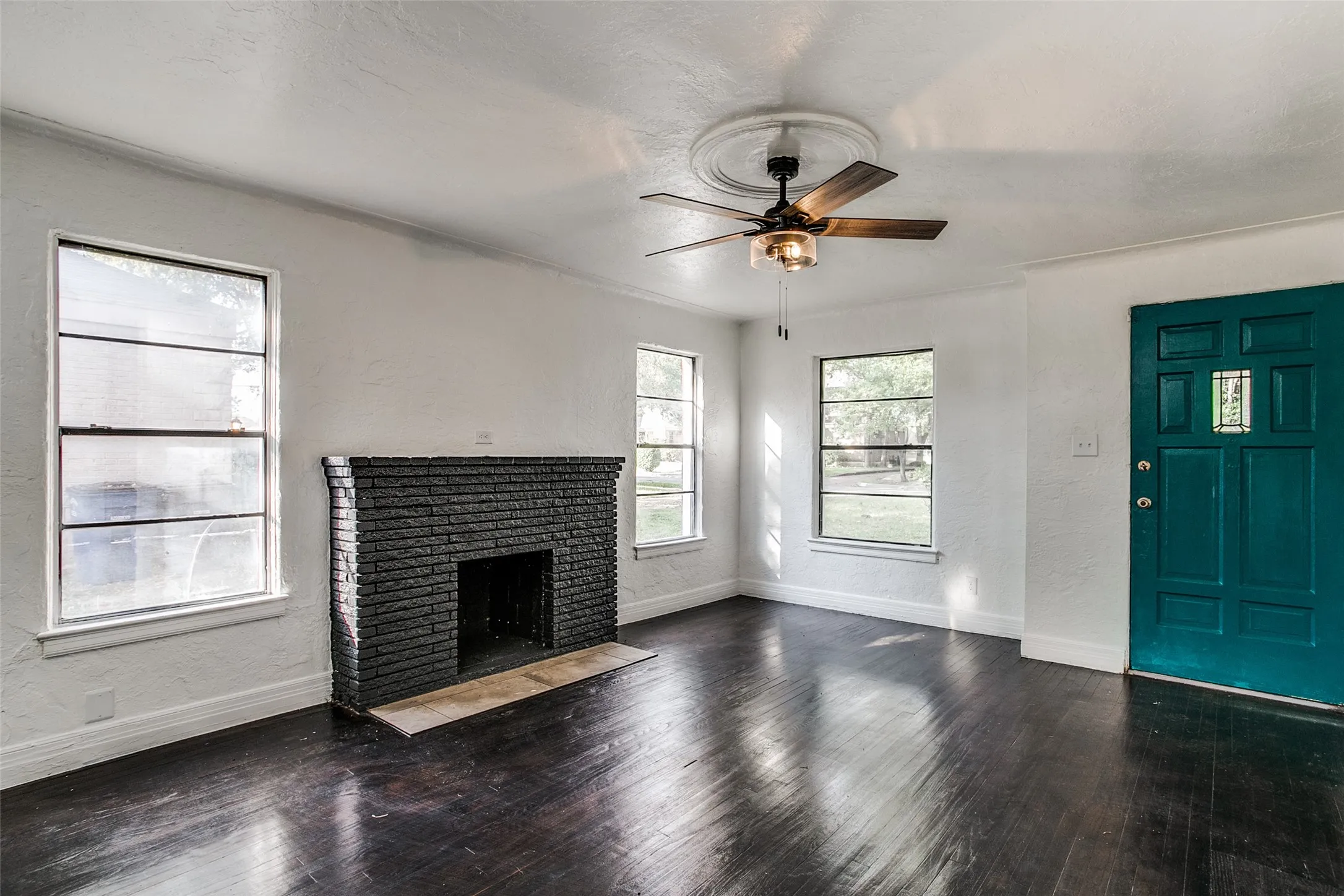 Single Family Residence For Rent in Dallas County , 1254 Harlandale Avenue, Dallas, Texas 75216, 2 Bedroom, 1 Bathroom, 1 Garage spaces, 1,242 Sqft, built in 1935, mls#21411621, Real Estate Agent in Dallas, Homes For Rent in Dallas county, Homes For Rent in Dallas, Realtor in Dallas Texas, Real Estate Brokerage Independent Realty Texas, Luminita Cordes Realtor
