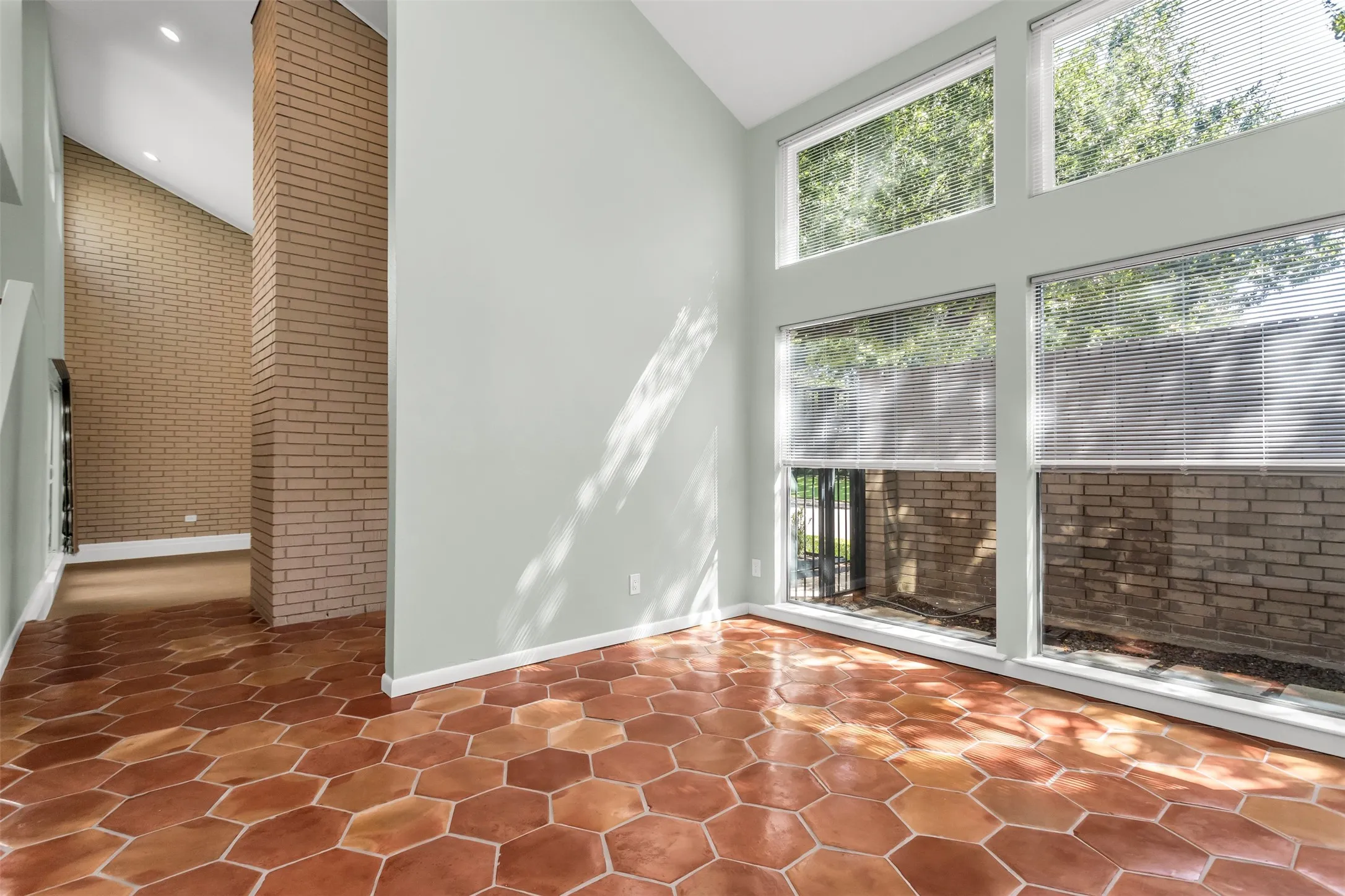 Duplex For Rent in Dallas County , 9517 Moss Farm Lane, Dallas, Texas 75243, 3 Bedroom, 3 Bathroom, 2 Garage spaces, 2,567 Sqft, built in 1978, mls#21410794, Real Estate Agent in Dallas, Homes For Rent in Dallas county, Homes For Rent in Dallas, Realtor in Dallas Texas, Real Estate Brokerage Independent Realty Texas, Luminita Cordes Realtor