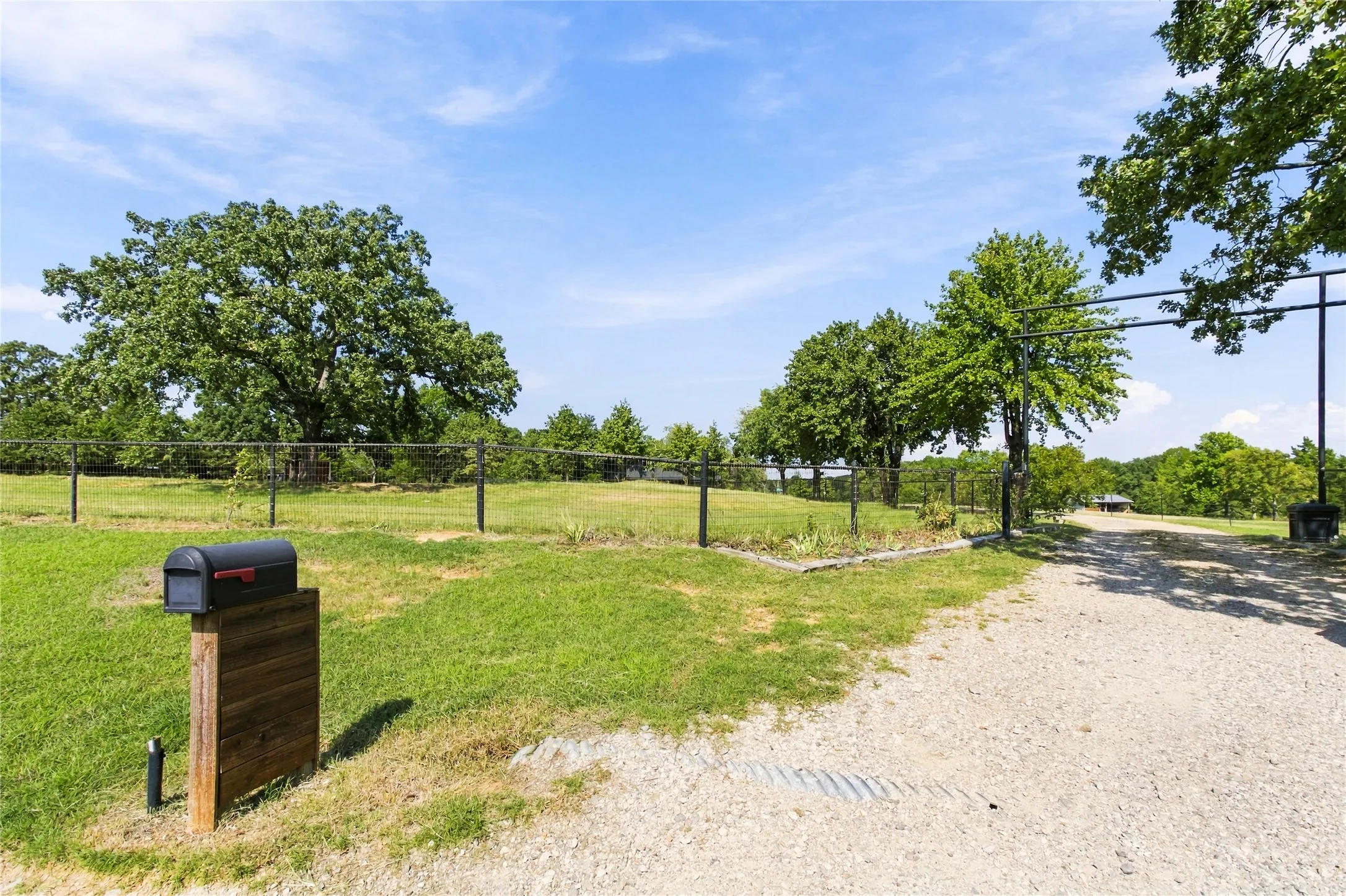 Single Family Residence For Sale in Grayson County , 455 Oak Ridge Road, Denison, Texas 75021, 5 Bedroom, 3 Bathroom, 2 Garage spaces, 3,636 Sqft, built in 1990, mls#21411048, Real Estate Agent in Denison, Homes For Sale in Grayson county, Homes For Sale in Denison, Realtor in Denison Texas, Real Estate Brokerage Independent Realty Texas, Luminita Cordes Realtor