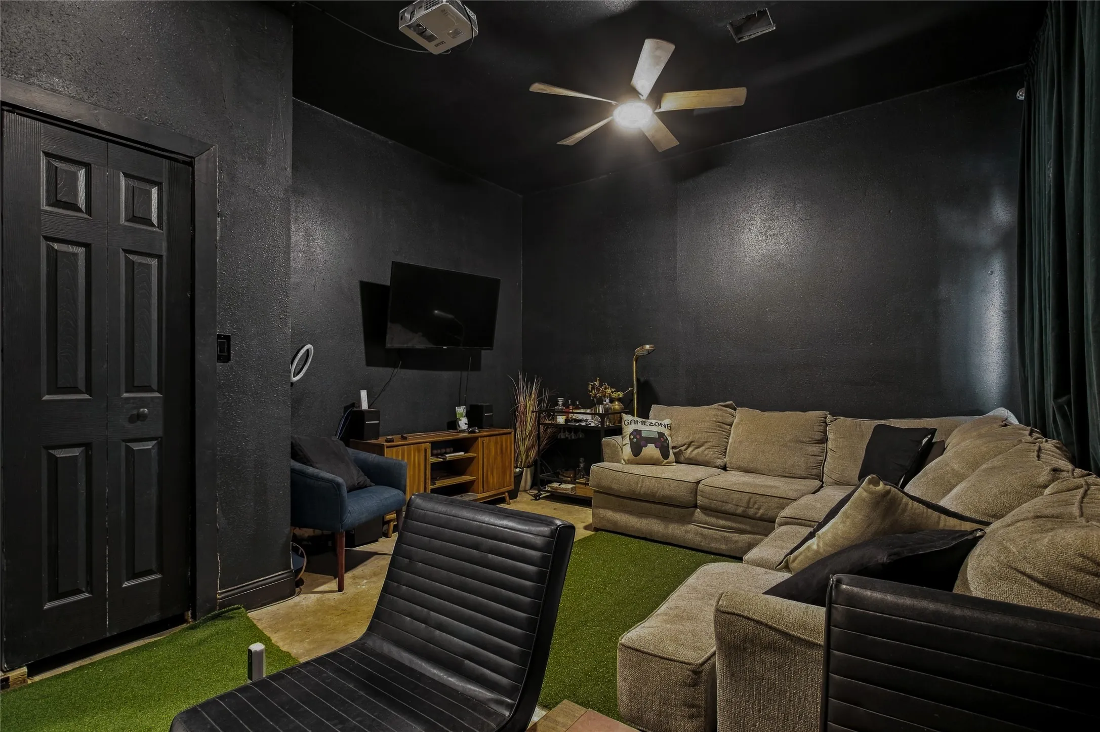 Single Family Residence For Sale in Grayson County , 455 Oak Ridge Road, Denison, Texas 75021, 5 Bedroom, 3 Bathroom, 2 Garage spaces, 3,636 Sqft, built in 1990, mls#21411048, Real Estate Agent in Denison, Homes For Sale in Grayson county, Homes For Sale in Denison, Realtor in Denison Texas, Real Estate Brokerage Independent Realty Texas, Luminita Cordes Realtor
