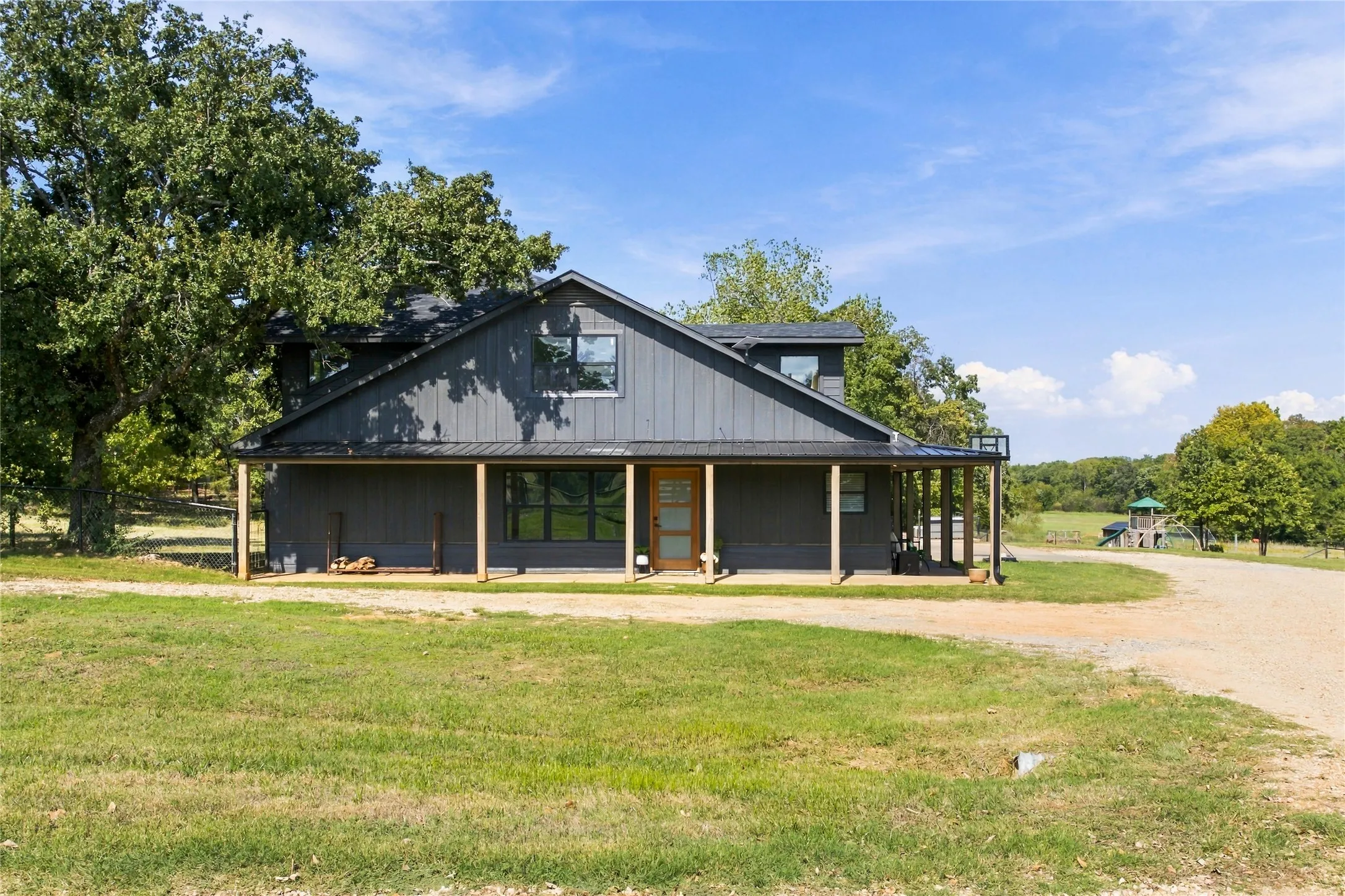 Single Family Residence For Sale in Grayson County , 455 Oak Ridge Road, Denison, Texas 75021, 5 Bedroom, 3 Bathroom, 2 Garage spaces, 3,636 Sqft, built in 1990, mls#21411048, Real Estate Agent in Denison, Homes For Sale in Grayson county, Homes For Sale in Denison, Realtor in Denison Texas, Real Estate Brokerage Independent Realty Texas, Luminita Cordes Realtor