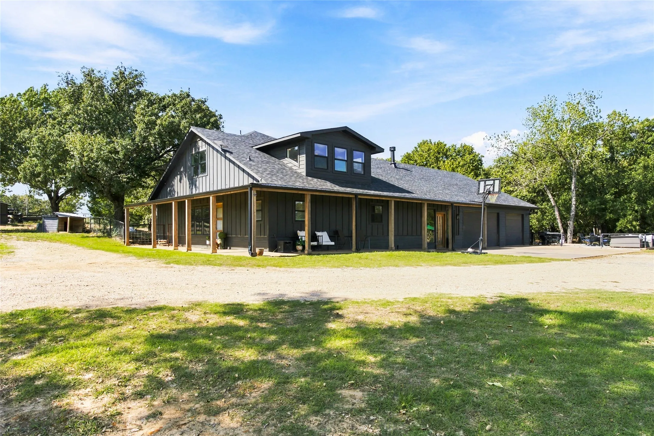 Single Family Residence For Sale in Grayson County , 455 Oak Ridge Road, Denison, Texas 75021, 5 Bedroom, 3 Bathroom, 2 Garage spaces, 3,636 Sqft, built in 1990, mls#21411048, Real Estate Agent in Denison, Homes For Sale in Grayson county, Homes For Sale in Denison, Realtor in Denison Texas, Real Estate Brokerage Independent Realty Texas, Luminita Cordes Realtor