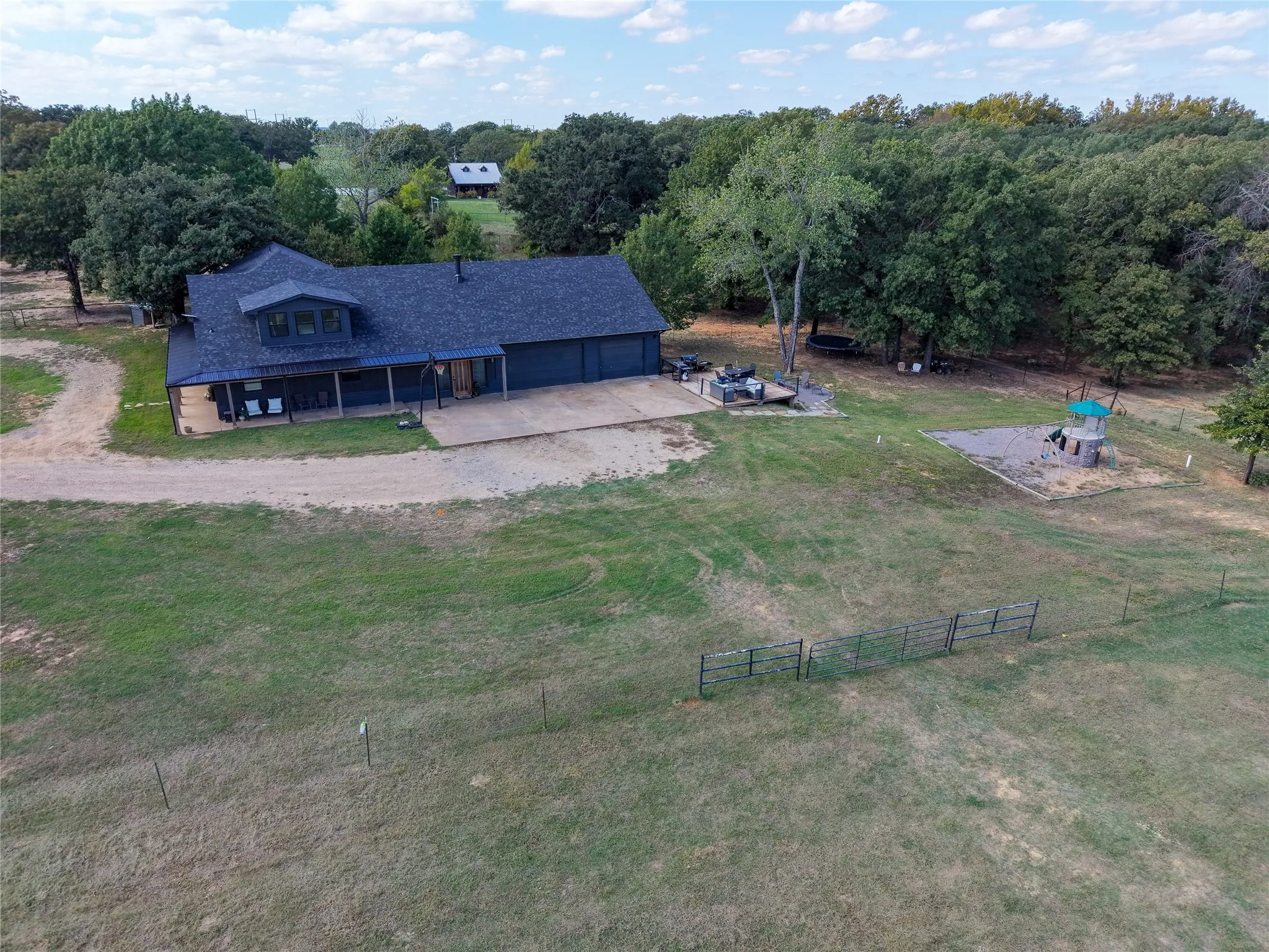 Single Family Residence For Sale in Grayson County , 455 Oak Ridge Road, Denison, Texas 75021, 5 Bedroom, 3 Bathroom, 2 Garage spaces, 3,636 Sqft, built in 1990, mls#21411048, Real Estate Agent in Denison, Homes For Sale in Grayson county, Homes For Sale in Denison, Realtor in Denison Texas, Real Estate Brokerage Independent Realty Texas, Luminita Cordes Realtor