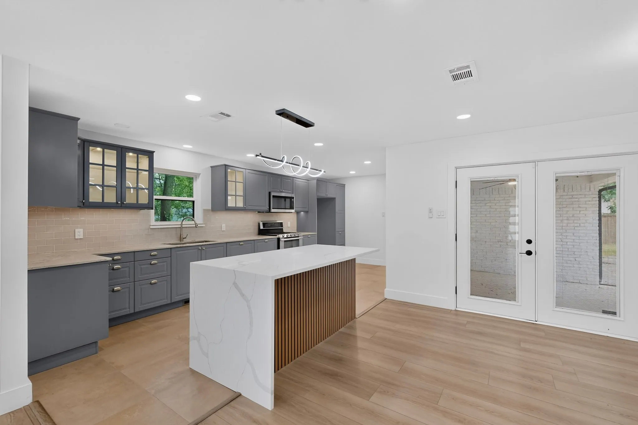 Single Family Residence For Rent in Dallas County , 2330 Cody Drive, Dallas, Texas 75228, 3 Bedroom, 3 Bathroom, 2 Garage spaces, 1,757 Sqft, built in 1962, mls#21404287, Real Estate Agent in Dallas, Homes For Rent in Dallas county, Homes For Rent in Dallas, Realtor in Dallas Texas, Real Estate Brokerage Independent Realty Texas, Luminita Cordes Realtor
