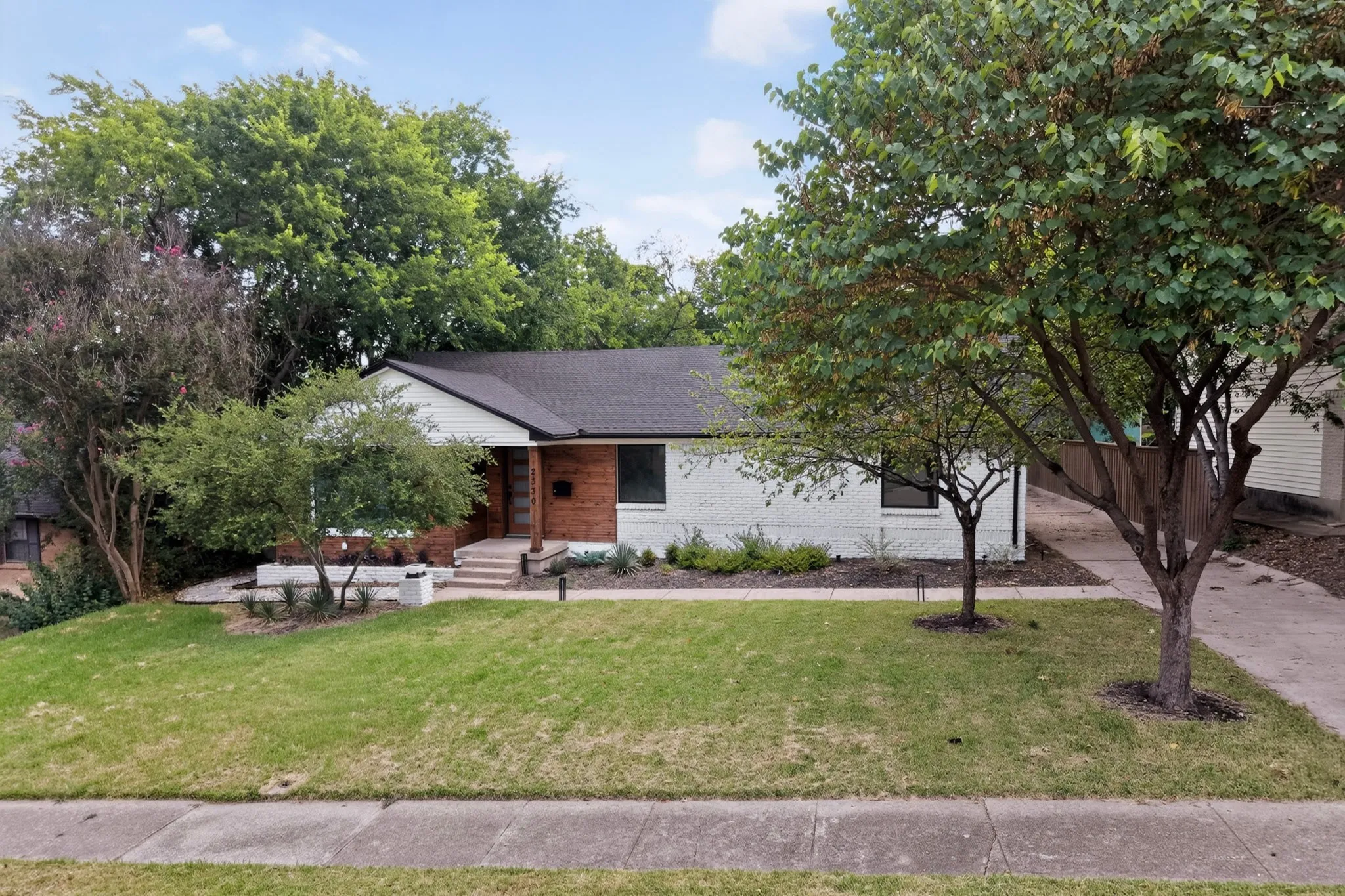 Single Family Residence For Rent in Dallas County , 2330 Cody Drive, Dallas, Texas 75228, 3 Bedroom, 3 Bathroom, 2 Garage spaces, 1,757 Sqft, built in 1962, mls#21404287, Real Estate Agent in Dallas, Homes For Rent in Dallas county, Homes For Rent in Dallas, Realtor in Dallas Texas, Real Estate Brokerage Independent Realty Texas, Luminita Cordes Realtor