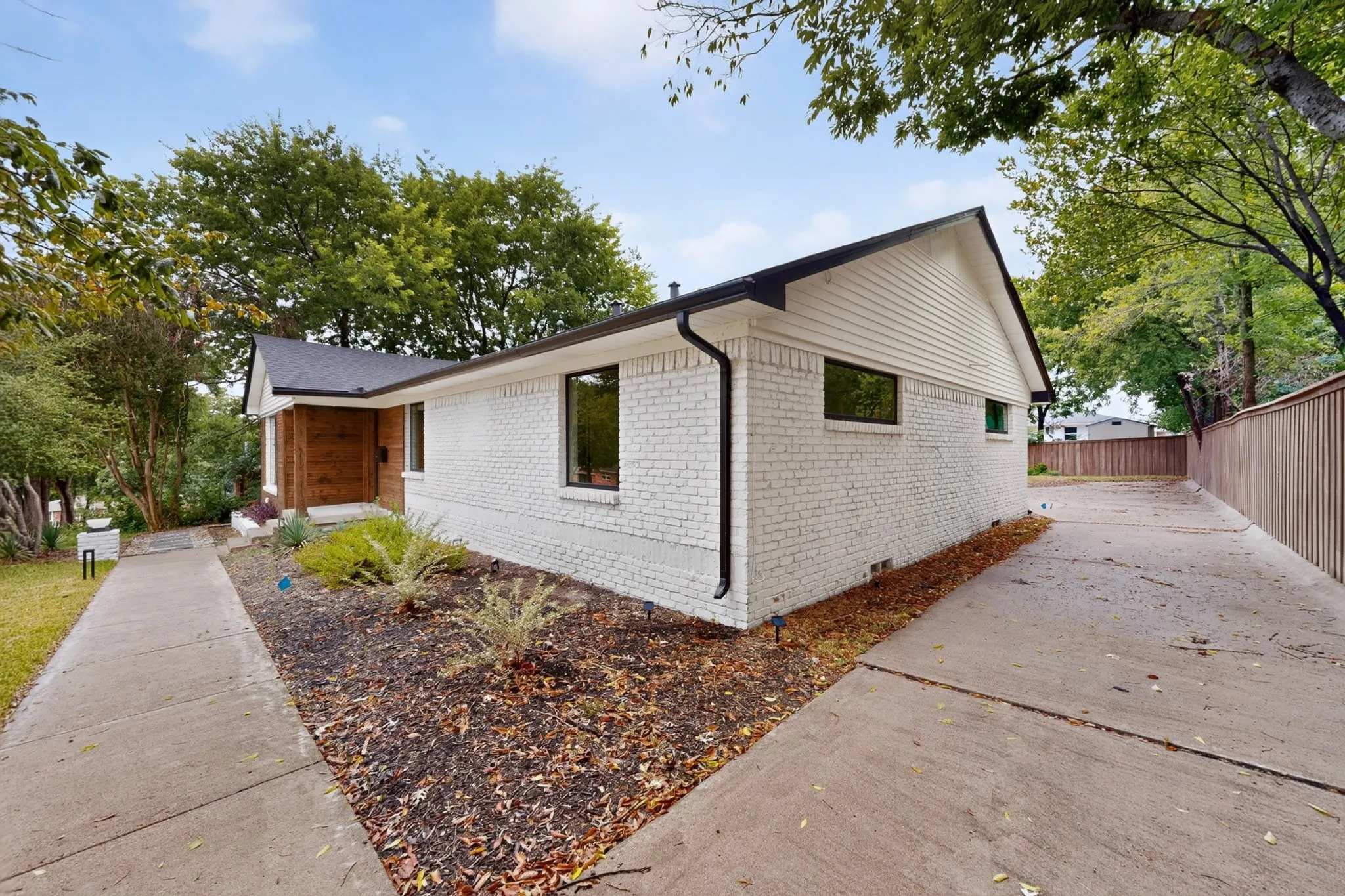 Single Family Residence For Rent in Dallas County , 2330 Cody Drive, Dallas, Texas 75228, 3 Bedroom, 3 Bathroom, 2 Garage spaces, 1,757 Sqft, built in 1962, mls#21404287, Real Estate Agent in Dallas, Homes For Rent in Dallas county, Homes For Rent in Dallas, Realtor in Dallas Texas, Real Estate Brokerage Independent Realty Texas, Luminita Cordes Realtor