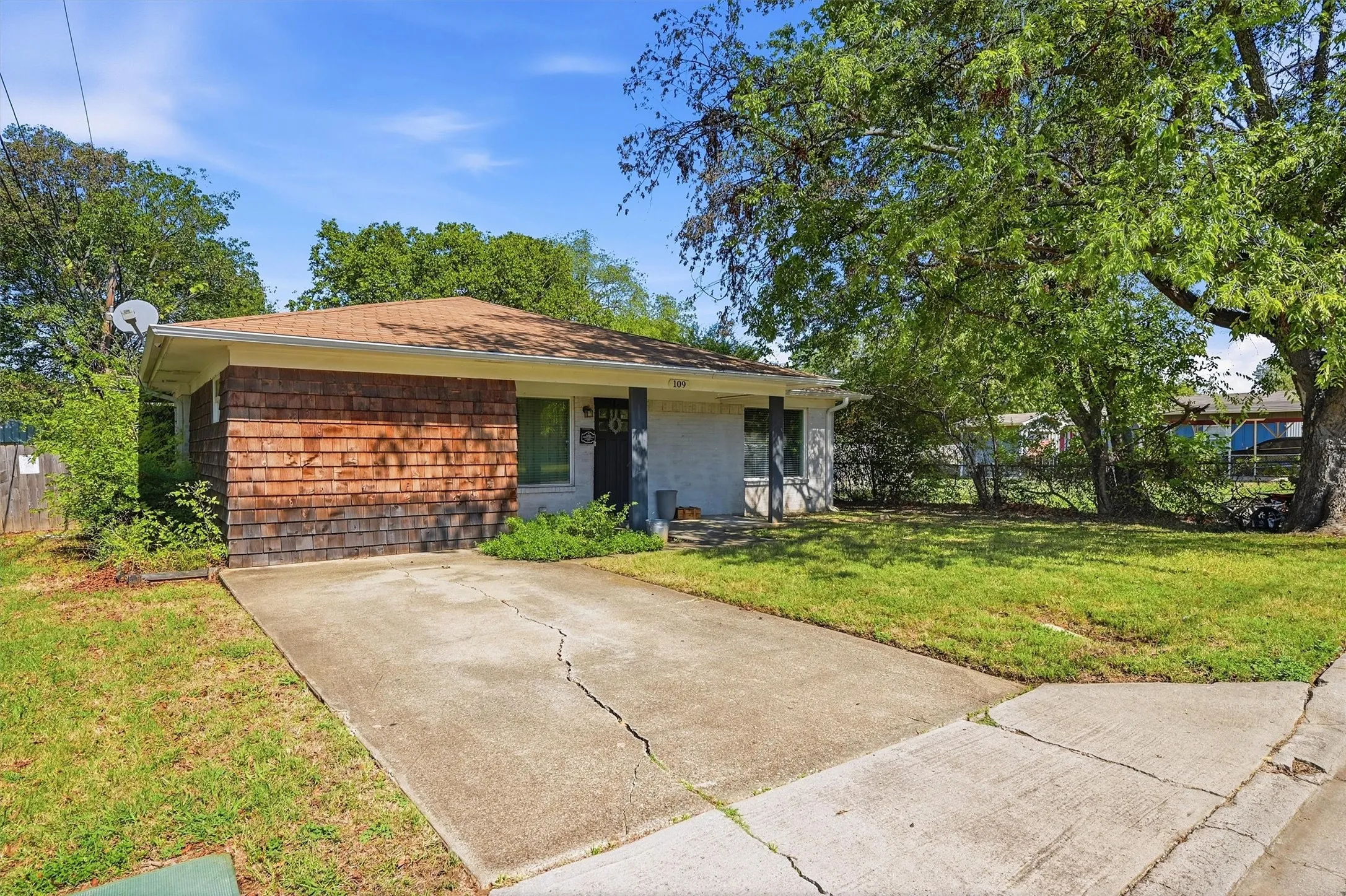 Single Family Residence For Sale in Grayson County , 109 Grayson Street, Whitesboro, Texas 76273, 3 Bedroom, 1 Bathroom, Garage spaces, 1,192 Sqft, built in 1970, mls#21411640, Real Estate Agent in Whitesboro, Homes For Sale in Grayson county, Homes For Sale in Whitesboro, Realtor in Whitesboro Texas, Real Estate Brokerage Independent Realty Texas, Luminita Cordes Realtor