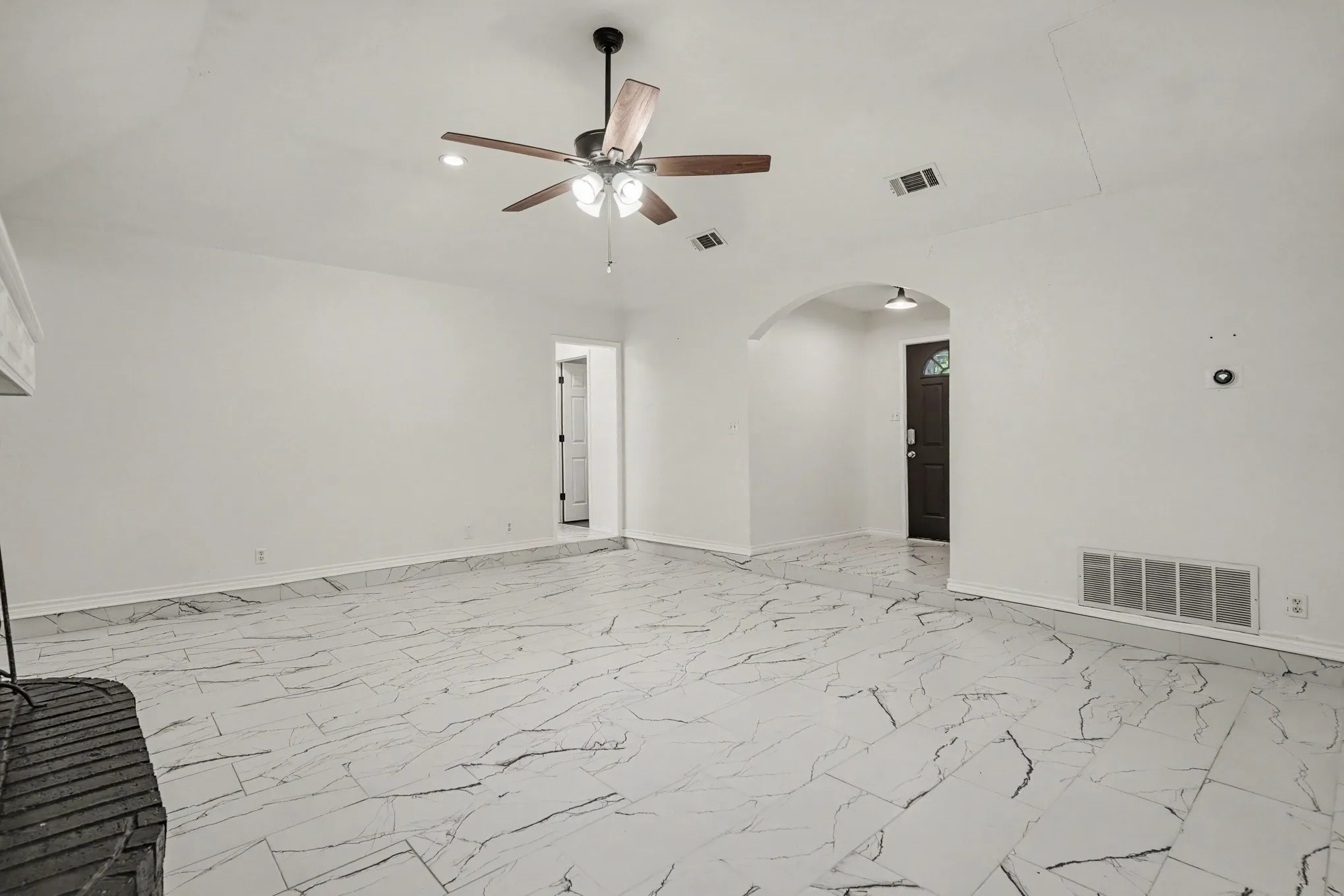 Single Family Residence For Sale in Tarrant County , 937 Jessica Drive, Burleson, Texas 76028, 3 Bedroom, 2 Bathroom, 2 Garage spaces, 1,570 Sqft, built in 1998, mls#21400002, Real Estate Agent in Burleson, Homes For Sale in Tarrant county, Homes For Sale in Burleson, Realtor in Burleson Texas, Real Estate Brokerage Independent Realty Texas, Luminita Cordes Realtor