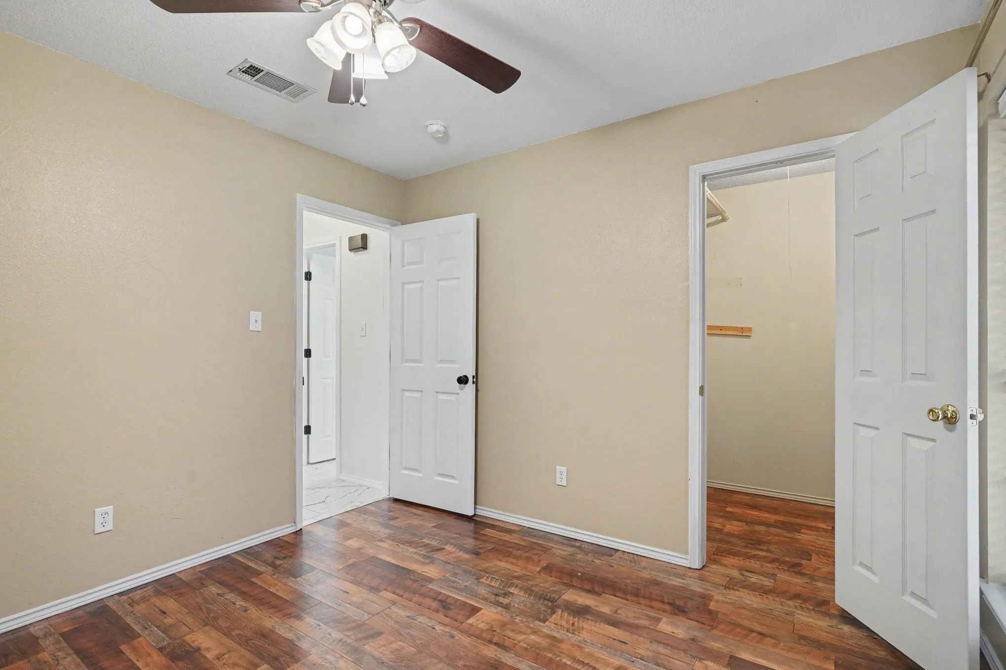 Single Family Residence For Sale in Tarrant County , 937 Jessica Drive, Burleson, Texas 76028, 3 Bedroom, 2 Bathroom, 2 Garage spaces, 1,570 Sqft, built in 1998, mls#21400002, Real Estate Agent in Burleson, Homes For Sale in Tarrant county, Homes For Sale in Burleson, Realtor in Burleson Texas, Real Estate Brokerage Independent Realty Texas, Luminita Cordes Realtor