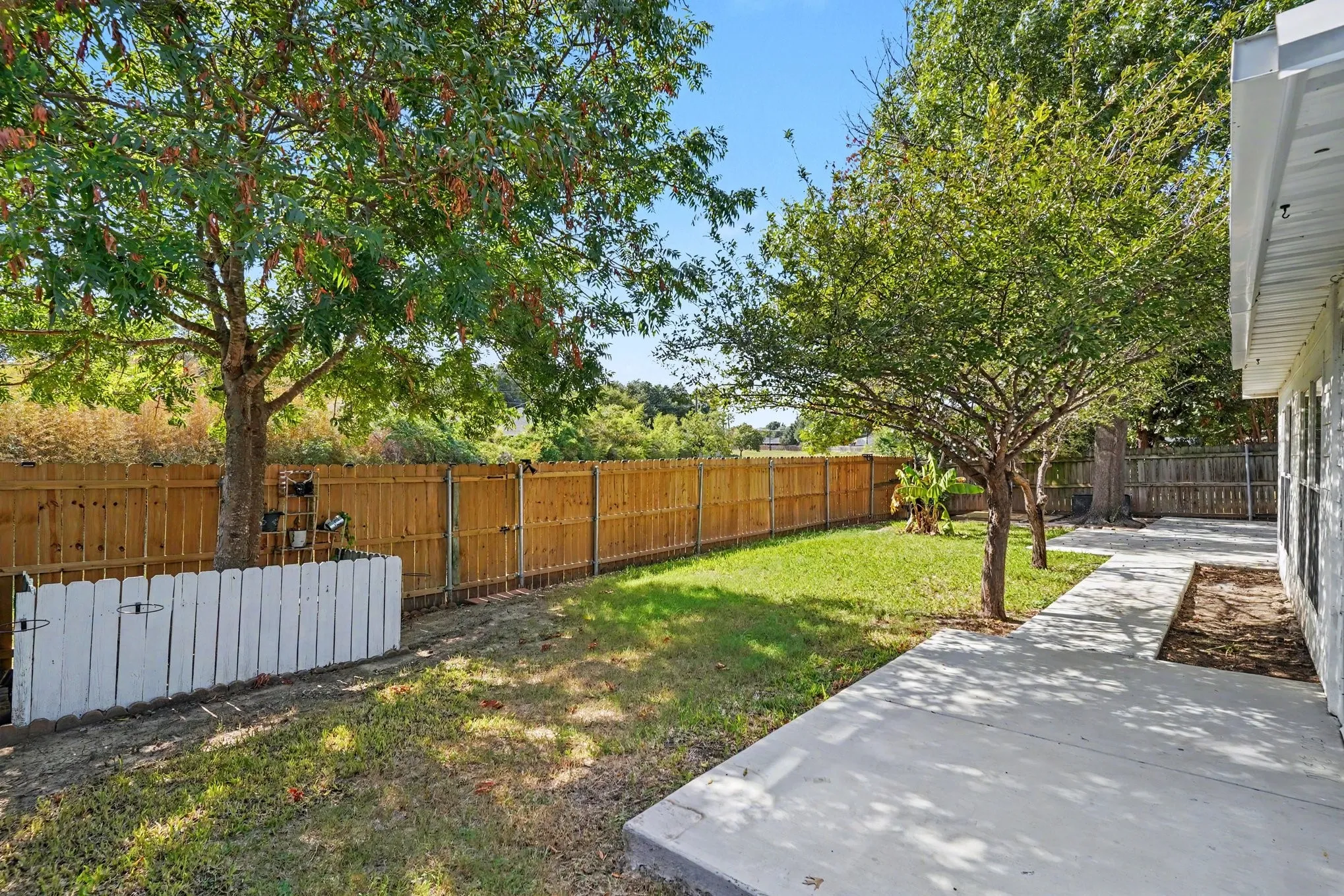 Single Family Residence For Sale in Tarrant County , 937 Jessica Drive, Burleson, Texas 76028, 3 Bedroom, 2 Bathroom, 2 Garage spaces, 1,570 Sqft, built in 1998, mls#21400002, Real Estate Agent in Burleson, Homes For Sale in Tarrant county, Homes For Sale in Burleson, Realtor in Burleson Texas, Real Estate Brokerage Independent Realty Texas, Luminita Cordes Realtor