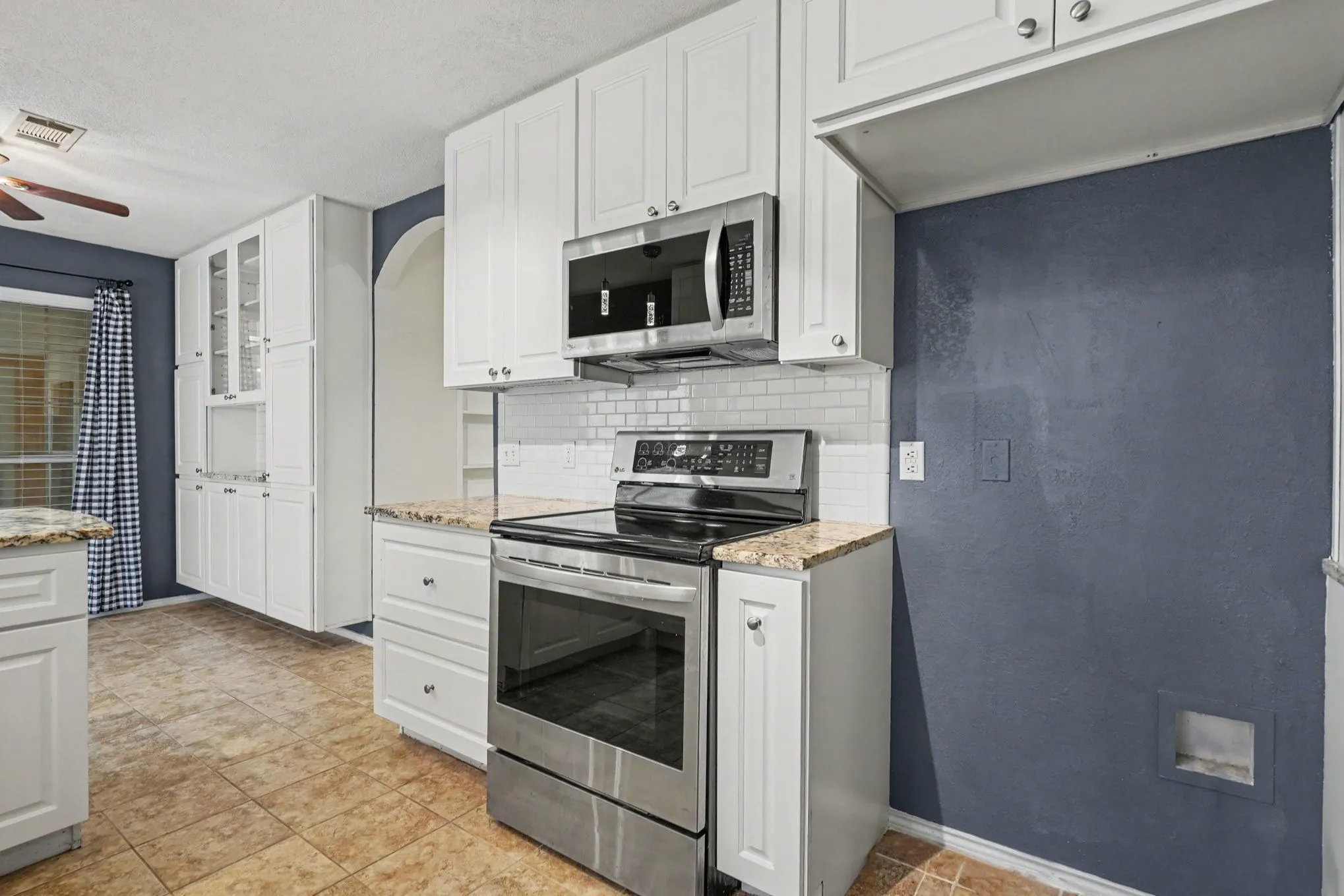 Single Family Residence For Sale in Tarrant County , 937 Jessica Drive, Burleson, Texas 76028, 3 Bedroom, 2 Bathroom, 2 Garage spaces, 1,570 Sqft, built in 1998, mls#21400002, Real Estate Agent in Burleson, Homes For Sale in Tarrant county, Homes For Sale in Burleson, Realtor in Burleson Texas, Real Estate Brokerage Independent Realty Texas, Luminita Cordes Realtor