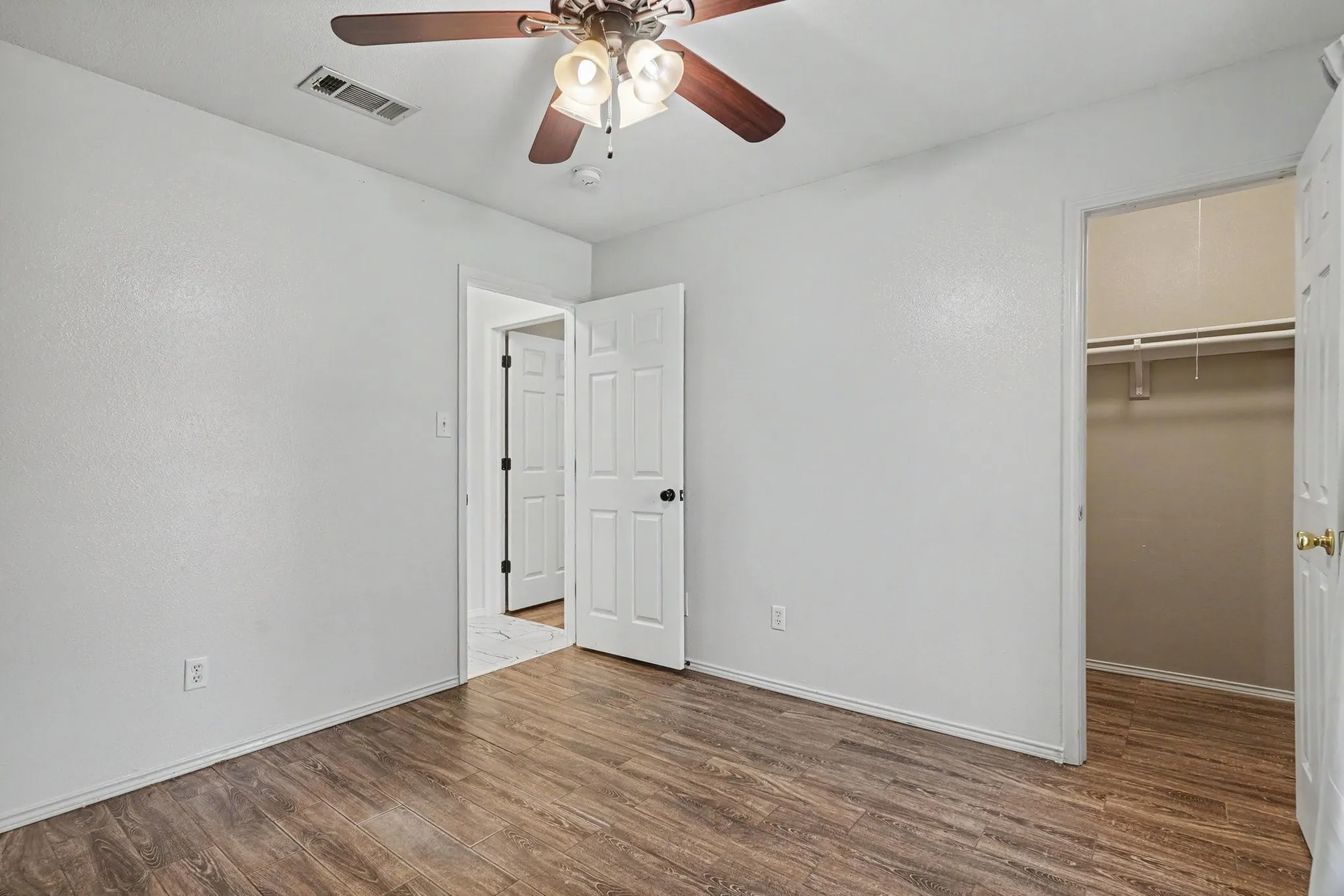 Single Family Residence For Sale in Tarrant County , 937 Jessica Drive, Burleson, Texas 76028, 3 Bedroom, 2 Bathroom, 2 Garage spaces, 1,570 Sqft, built in 1998, mls#21400002, Real Estate Agent in Burleson, Homes For Sale in Tarrant county, Homes For Sale in Burleson, Realtor in Burleson Texas, Real Estate Brokerage Independent Realty Texas, Luminita Cordes Realtor