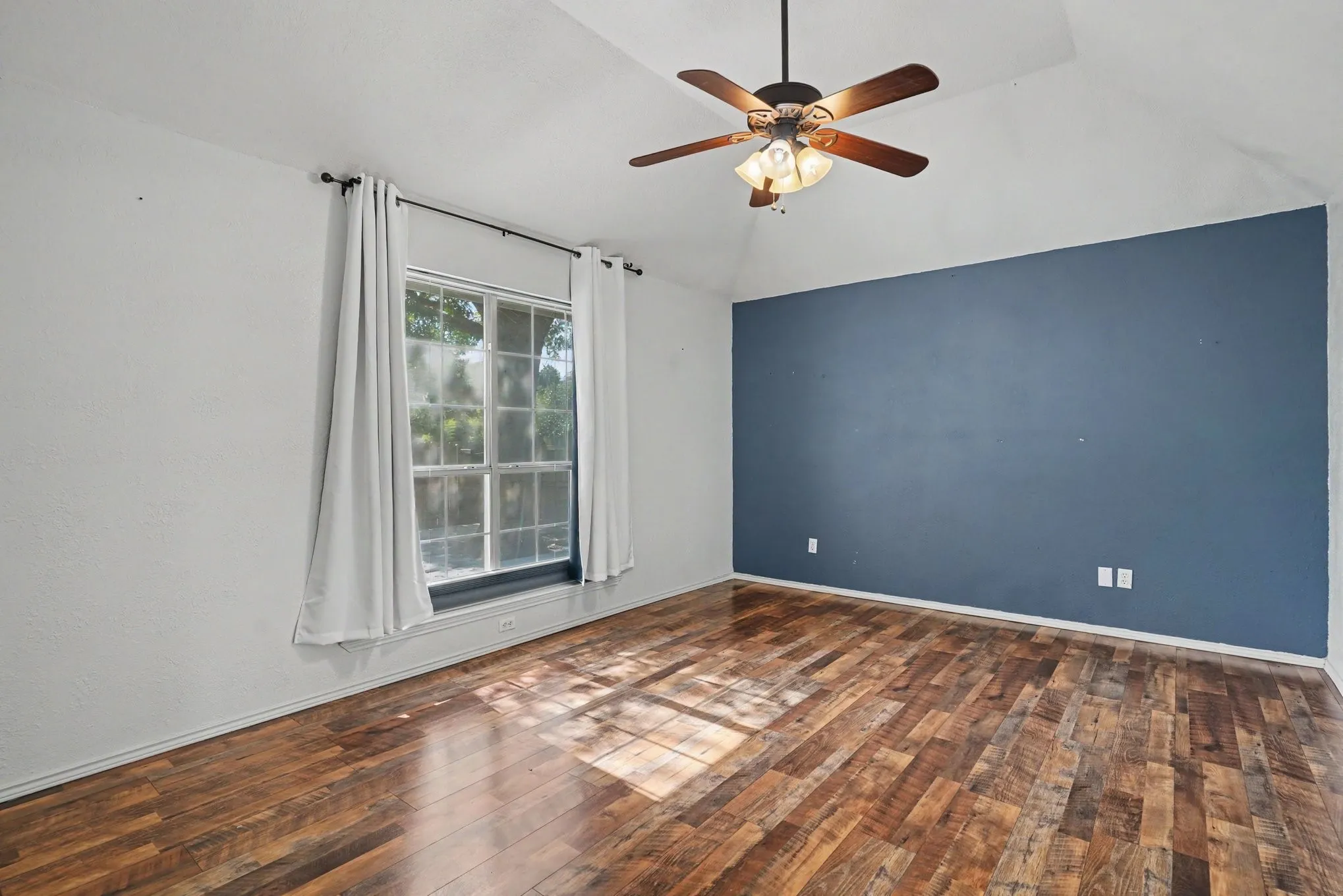 Single Family Residence For Sale in Tarrant County , 937 Jessica Drive, Burleson, Texas 76028, 3 Bedroom, 2 Bathroom, 2 Garage spaces, 1,570 Sqft, built in 1998, mls#21400002, Real Estate Agent in Burleson, Homes For Sale in Tarrant county, Homes For Sale in Burleson, Realtor in Burleson Texas, Real Estate Brokerage Independent Realty Texas, Luminita Cordes Realtor