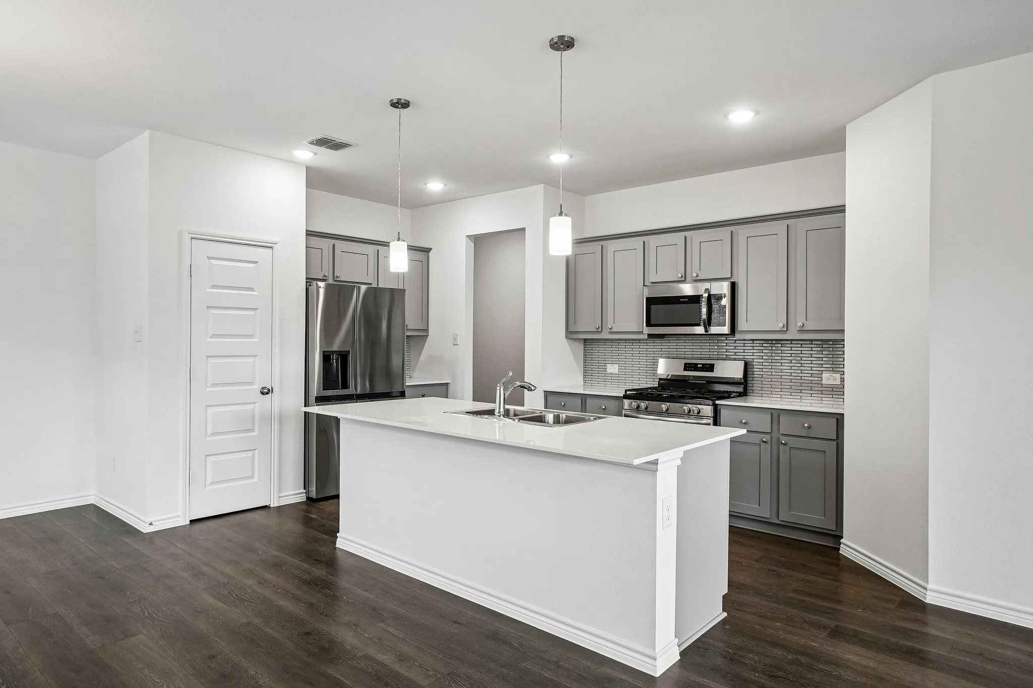 Single Family Residence For Sale in Johnson County , 1915 Seminole Drive, Cleburne, Texas 76033, 3 Bedroom, 2 Bathroom, 2 Garage spaces, 1,926 Sqft, built in 2024, mls#21407304, Real Estate Agent in Cleburne, Homes For Sale in Johnson county, Homes For Sale in Cleburne, Realtor in Cleburne Texas, Real Estate Brokerage Independent Realty Texas, Luminita Cordes Realtor