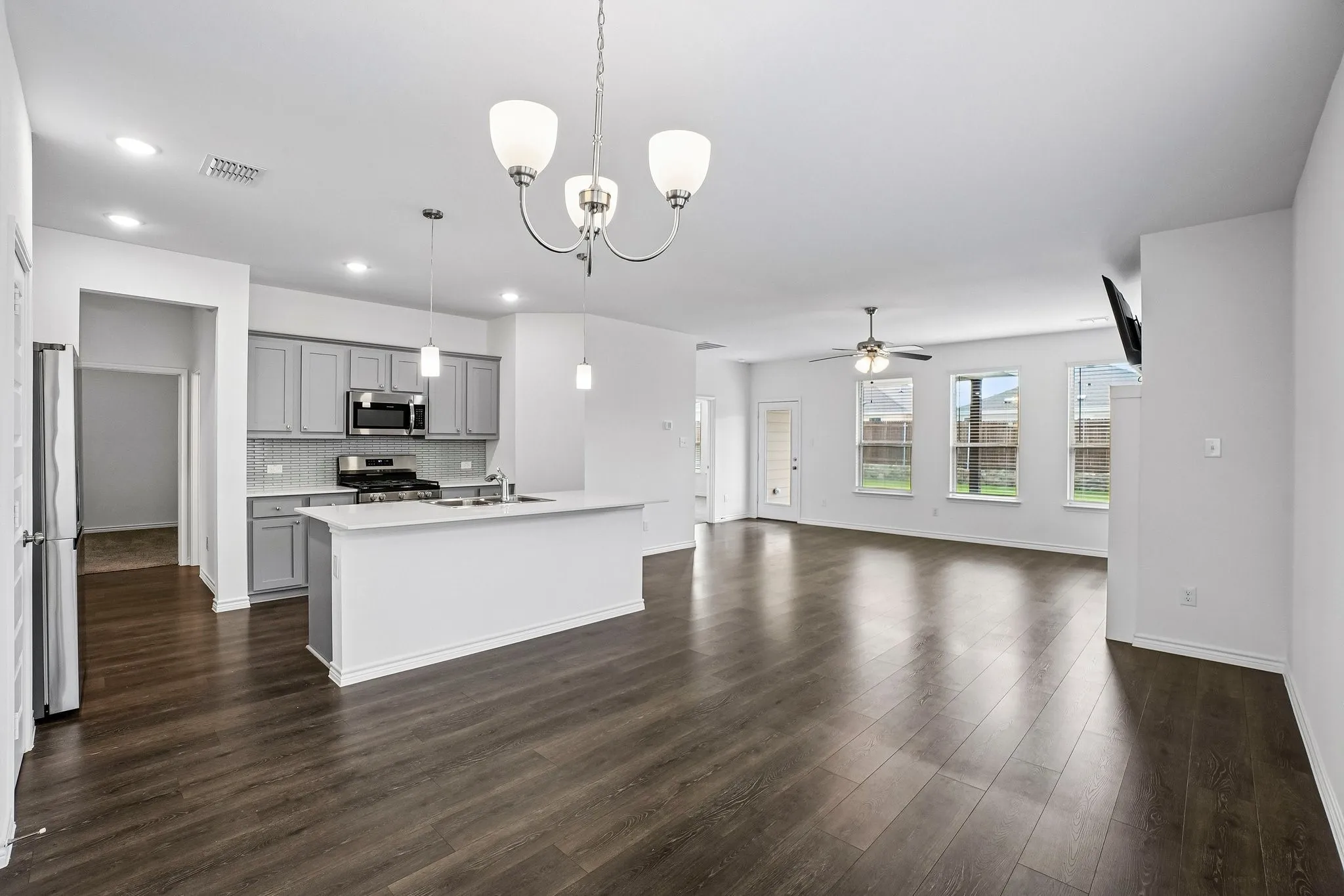 Single Family Residence For Sale in Johnson County , 1915 Seminole Drive, Cleburne, Texas 76033, 3 Bedroom, 2 Bathroom, 2 Garage spaces, 1,926 Sqft, built in 2024, mls#21407304, Real Estate Agent in Cleburne, Homes For Sale in Johnson county, Homes For Sale in Cleburne, Realtor in Cleburne Texas, Real Estate Brokerage Independent Realty Texas, Luminita Cordes Realtor