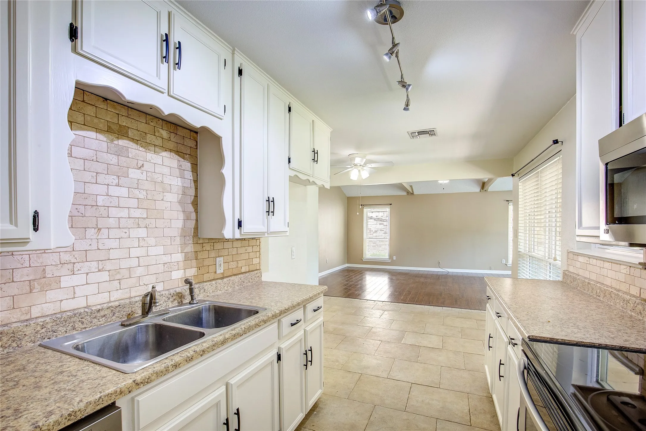 Single Family Residence For Rent in Tarrant County , 417 Linda Street, Keller, Texas 76248, 2 Bedroom, 2 Bathroom, 1 Garage spaces, 1,166 Sqft, built in 1983, mls#21411678, Real Estate Agent in Keller, Homes For Rent in Tarrant county, Homes For Rent in Keller, Realtor in Keller Texas, Real Estate Brokerage Independent Realty Texas, Luminita Cordes Realtor