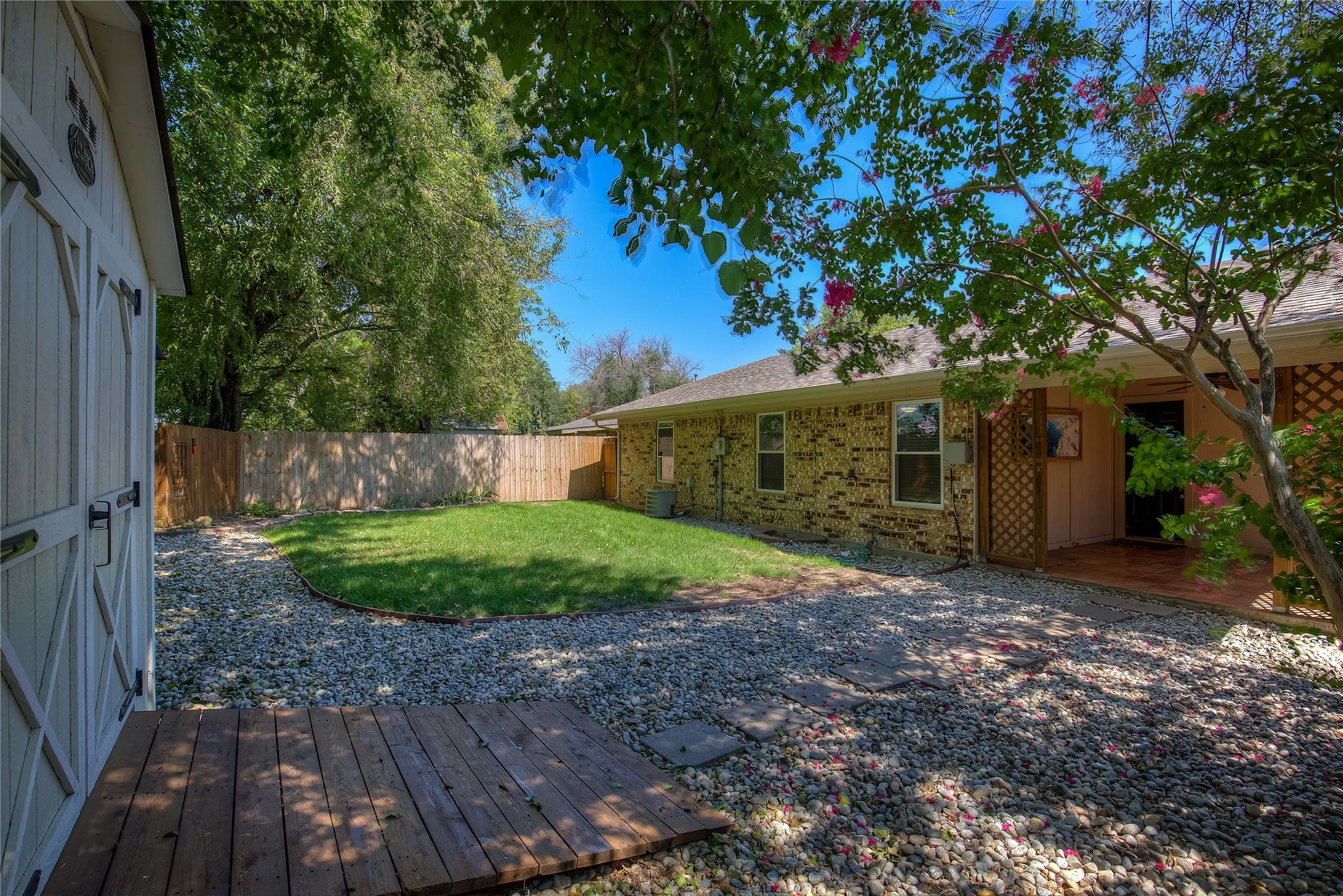 Single Family Residence For Rent in Tarrant County , 417 Linda Street, Keller, Texas 76248, 2 Bedroom, 2 Bathroom, 1 Garage spaces, 1,166 Sqft, built in 1983, mls#21411678, Real Estate Agent in Keller, Homes For Rent in Tarrant county, Homes For Rent in Keller, Realtor in Keller Texas, Real Estate Brokerage Independent Realty Texas, Luminita Cordes Realtor